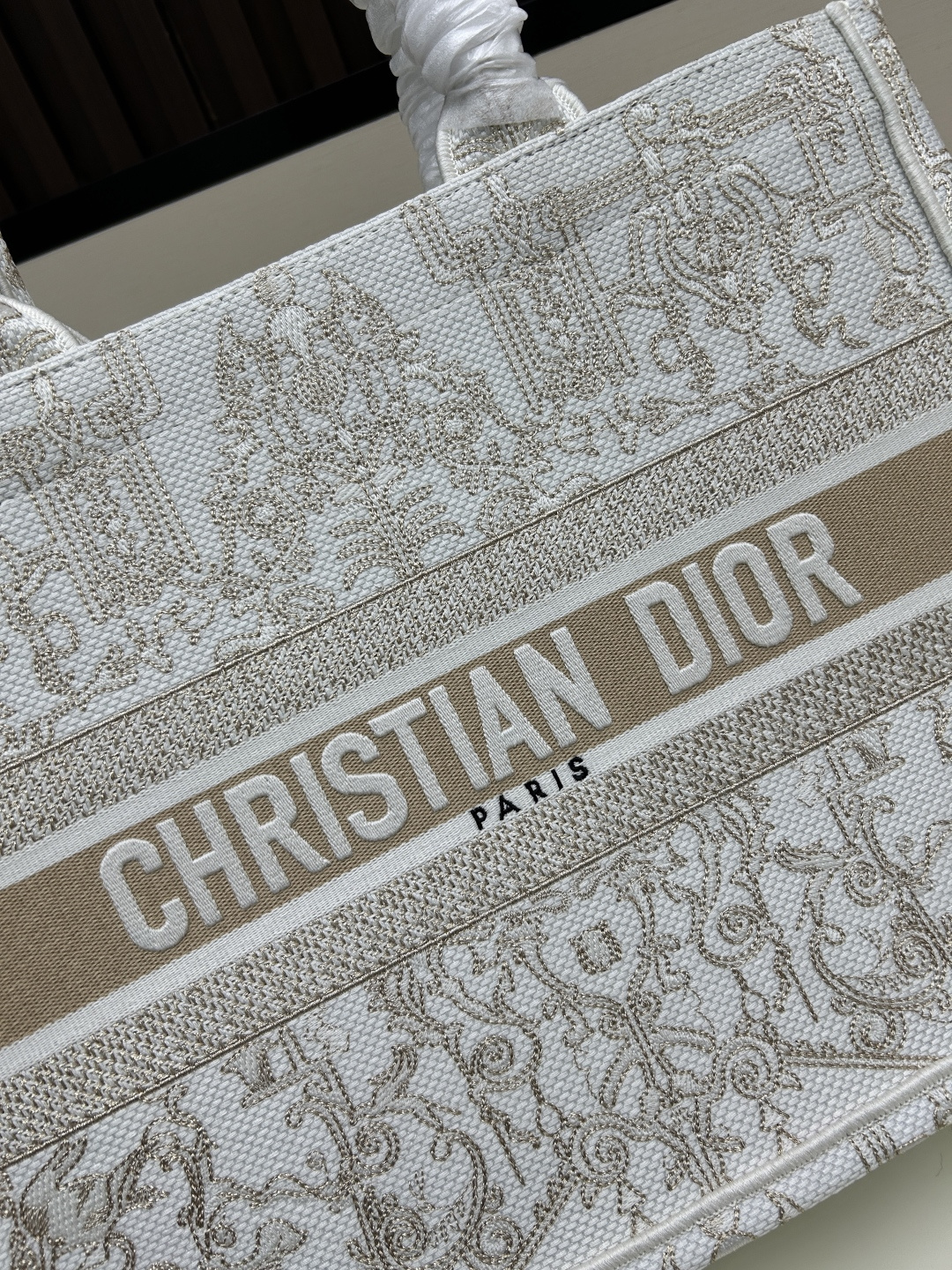 原单大号批310，中号批300, 小号批250【Di0r Book Tote】
多数人消费奢侈品牌首先想到的是买实用型的经典款 💄但其实像DIOR这种合作艺术TOTE〰应该作为重点收藏复古风满满😋背上它你就是时髦精本精⚪它真的特能 装😍超宽敞的内容量，感觉可以装下整个世界！
尺寸：42cm款号1286