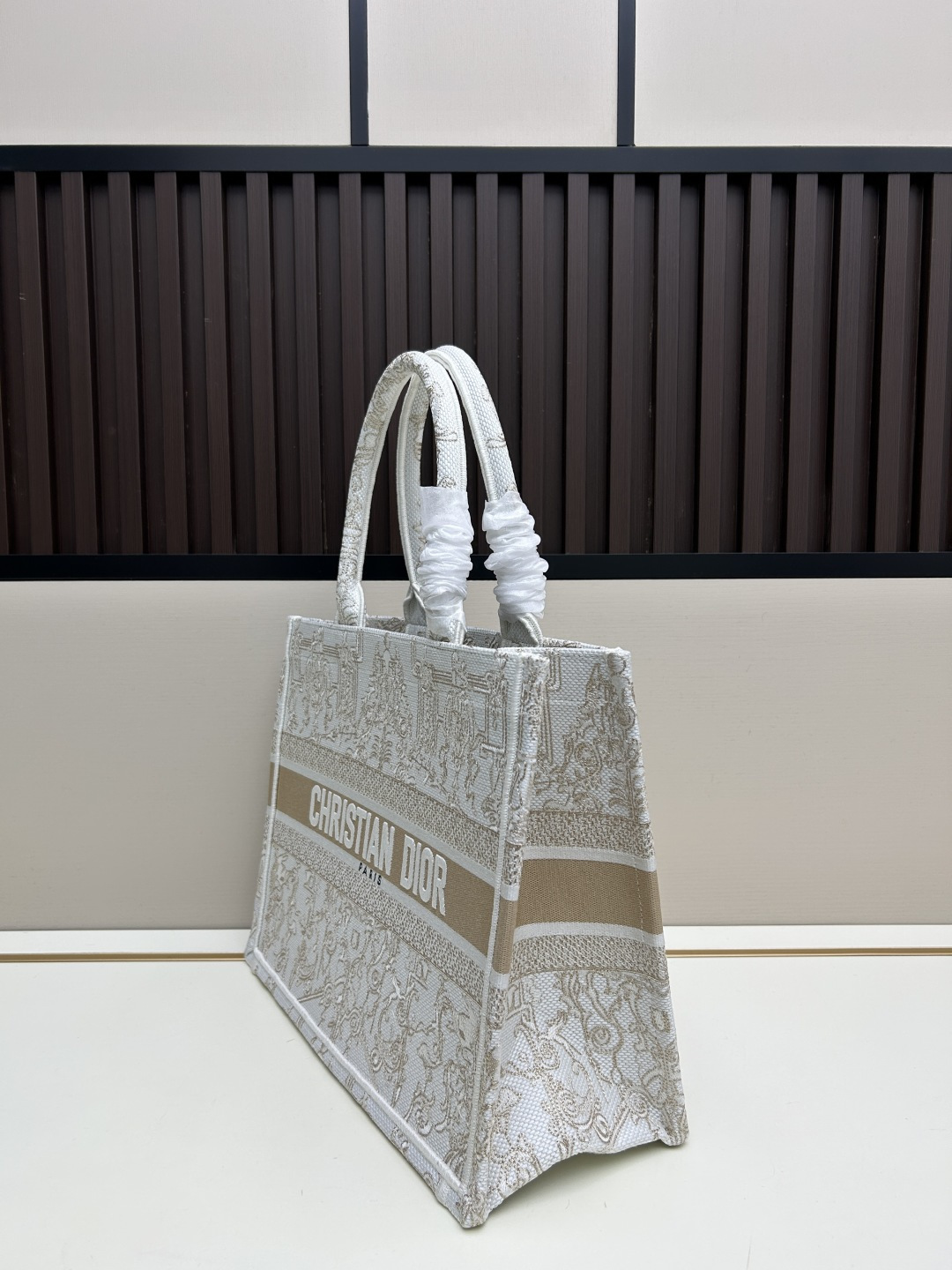 原单大号批310，中号批300, 小号批250【Di0r Book Tote】
多数人消费奢侈品牌首先想到的是买实用型的经典款 💄但其实像DIOR这种合作艺术TOTE〰应该作为重点收藏复古风满满😋背上它你就是时髦精本精⚪它真的特能 装😍超宽敞的内容量，感觉可以装下整个世界！
尺寸：42cm款号1286