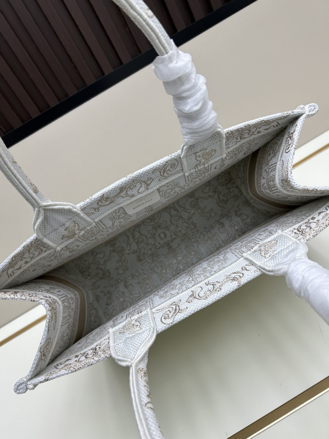 原单大号批310，中号批300, 小号批250【Di0r Book Tote】
多数人消费奢侈品牌首先想到的是买实用型的经典款 💄但其实像DIOR这种合作艺术TOTE〰应该作为重点收藏复古风满满😋背上它你就是时髦精本精⚪它真的特能 装😍超宽敞的内容量，感觉可以装下整个世界！
尺寸：42cm款号1286