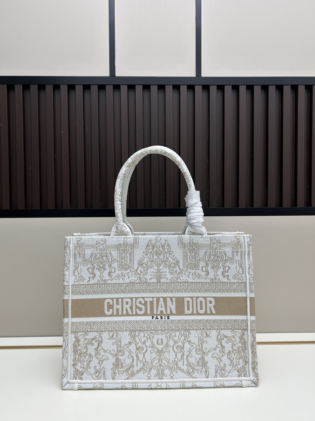 原单大号批310，中号批300, 小号批250【Di0r Book Tote】
多数人消费奢侈品牌首先想到的是买实用型的经典款 💄但其实像DIOR这种合作艺术TOTE〰应该作为重点收藏复古风满满😋背上它你就是时髦精本精⚪它真的特能 装😍超宽敞的内容量，感觉可以装下整个世界！
尺寸：42cm款号1286