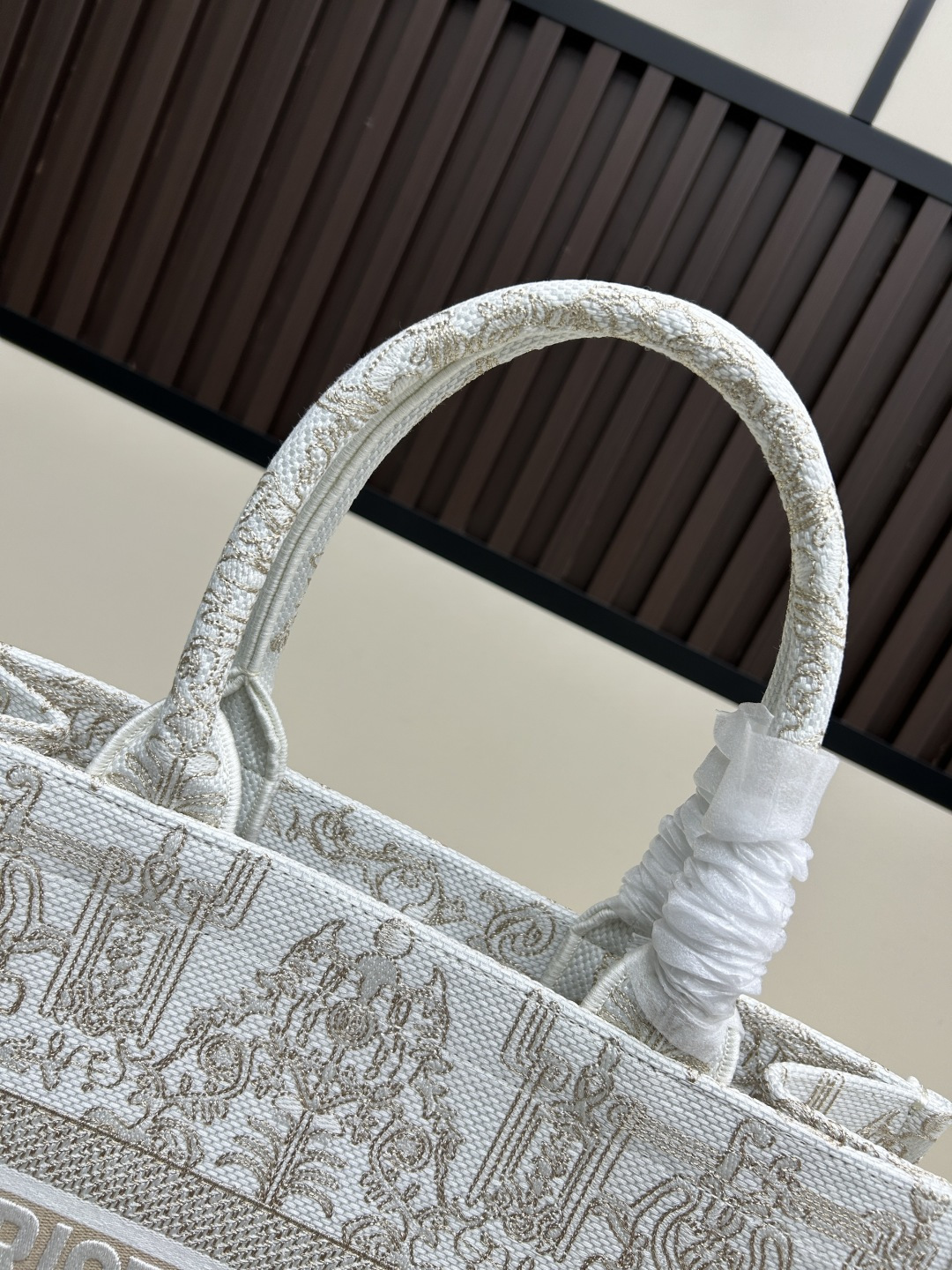 原单大号批310，中号批300, 小号批250【Di0r Book Tote】
多数人消费奢侈品牌首先想到的是买实用型的经典款 💄但其实像DIOR这种合作艺术TOTE〰应该作为重点收藏复古风满满😋背上它你就是时髦精本精⚪它真的特能 装😍超宽敞的内容量，感觉可以装下整个世界！
尺寸：42cm款号1286