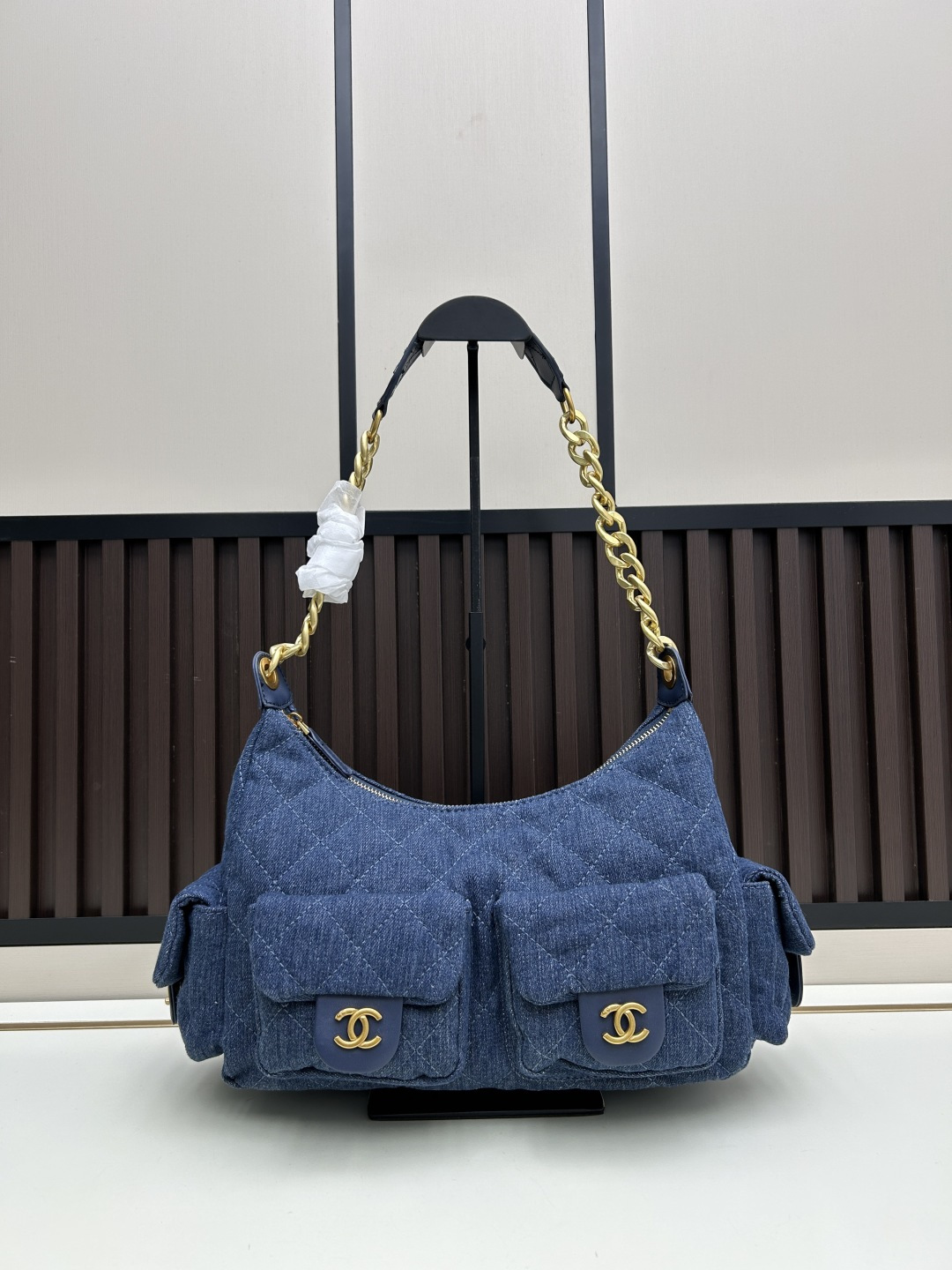 新款批410💰 被Jennie带火的香奈儿25c hobo极限二选一|||Chanel 25c hobo bag👜 sales说有货马上来试背了一下，浅色牛仔一眼爱上😍上身有点慵懒随性的感觉，还蛮喜欢的，怎么搭都好看。气质拿捏(¯▽¯)👍所有颜色都好看百搭时尚潮流づ♡ど太爱了(✪ω✪)[爱心][爱心][爱心] 款号 8086 尺寸30×22×12