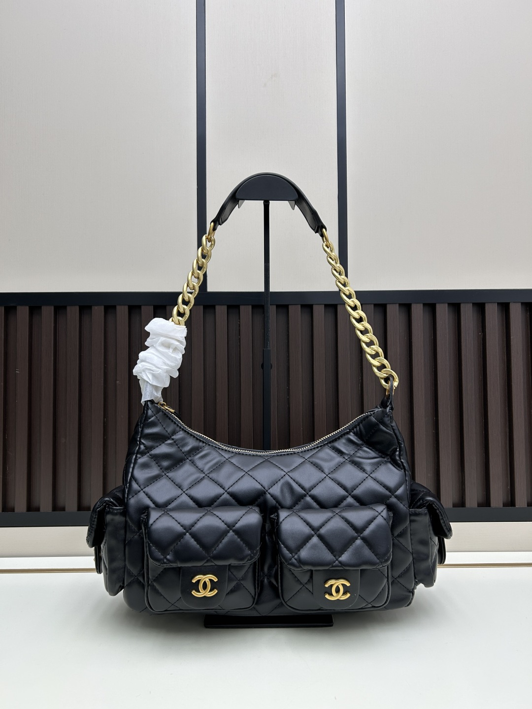 新款批410💰 被Jennie带火的香奈儿25c hobo极限二选一|||Chanel 25c hobo bag👜 sales说有货马上来试背了一下，浅色牛仔一眼爱上😍上身有点慵懒随性的感觉，还蛮喜欢的，怎么搭都好看。气质拿捏(¯▽¯)👍所有颜色都好看百搭时尚潮流づ♡ど太爱了(✪ω✪)[爱心][爱心][爱心] 款号 8086 尺寸30×22×12