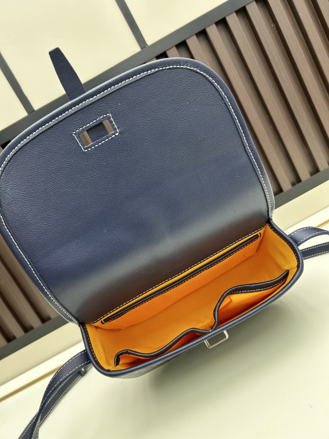 升级版批goyard戈雅-新款马鞍包 goyard logo的大潮今年可是开挂了！每个包的手绘花纹都特别