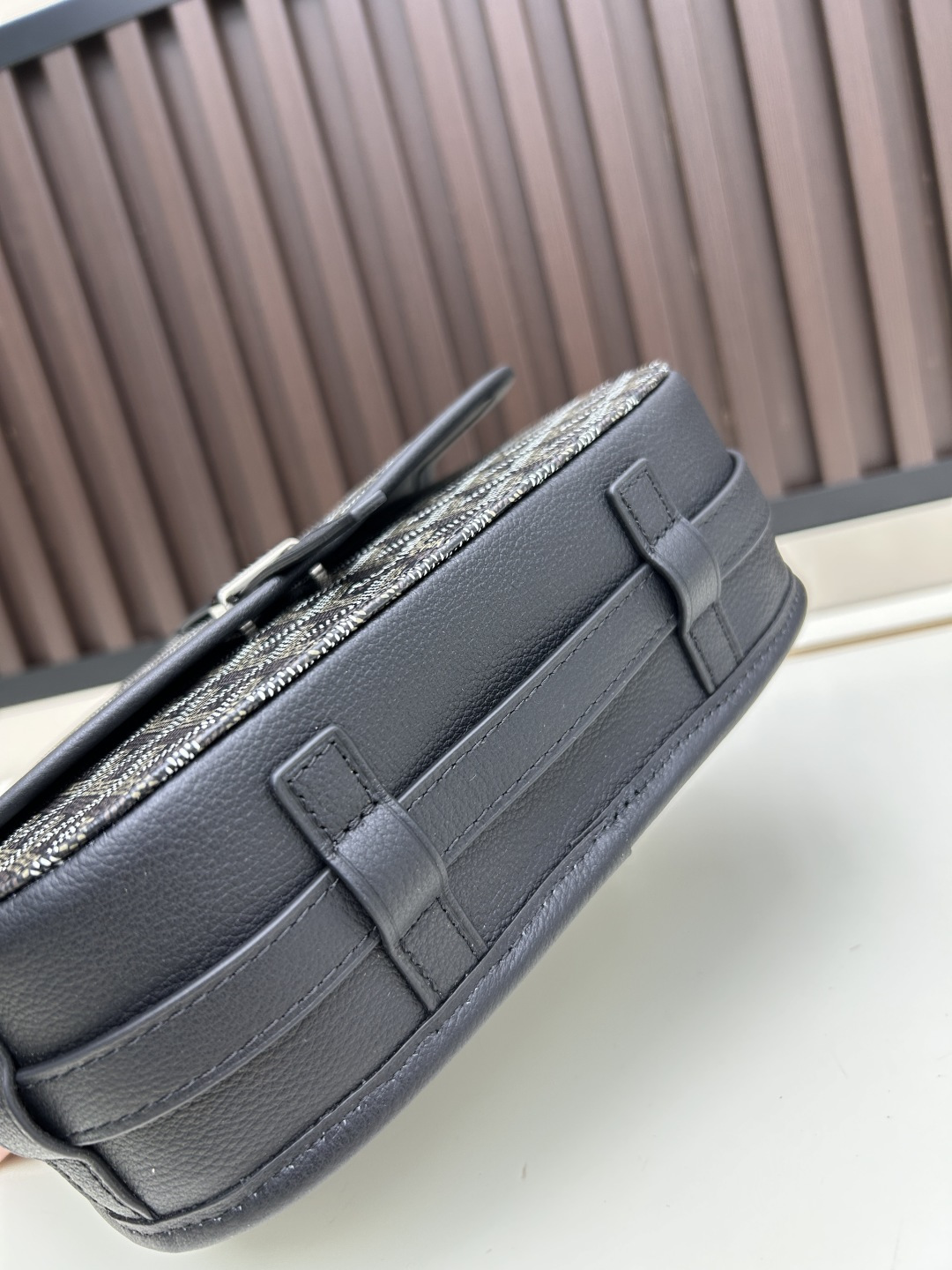 升级版批goyard戈雅-新款马鞍包 goyard logo的大潮今年可是开挂了！每个包的手绘花纹都特别