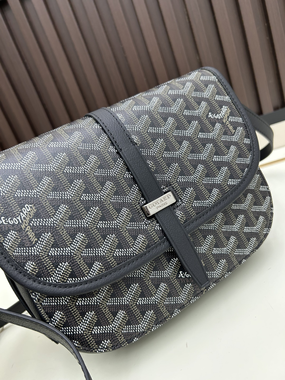 升级版批goyard戈雅-新款马鞍包 goyard logo的大潮今年可是开挂了！每个包的手绘花纹都特别