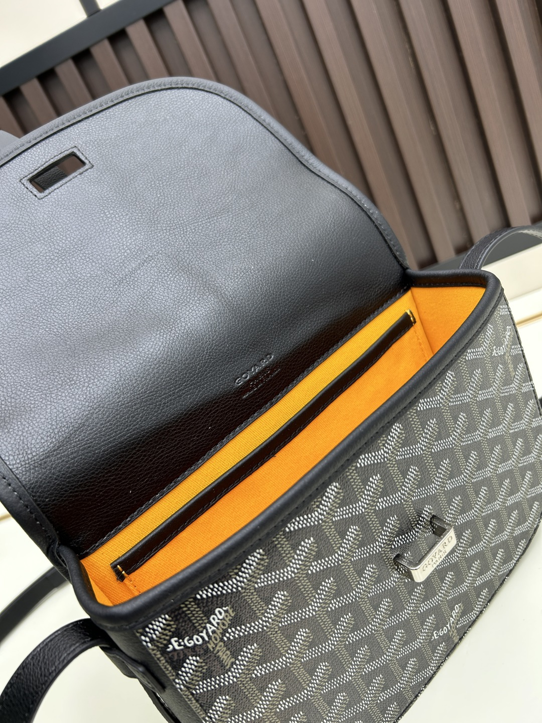 升级版批goyard戈雅-新款马鞍包 goyard logo的大潮今年可是开挂了！每个包的手绘花纹都特别