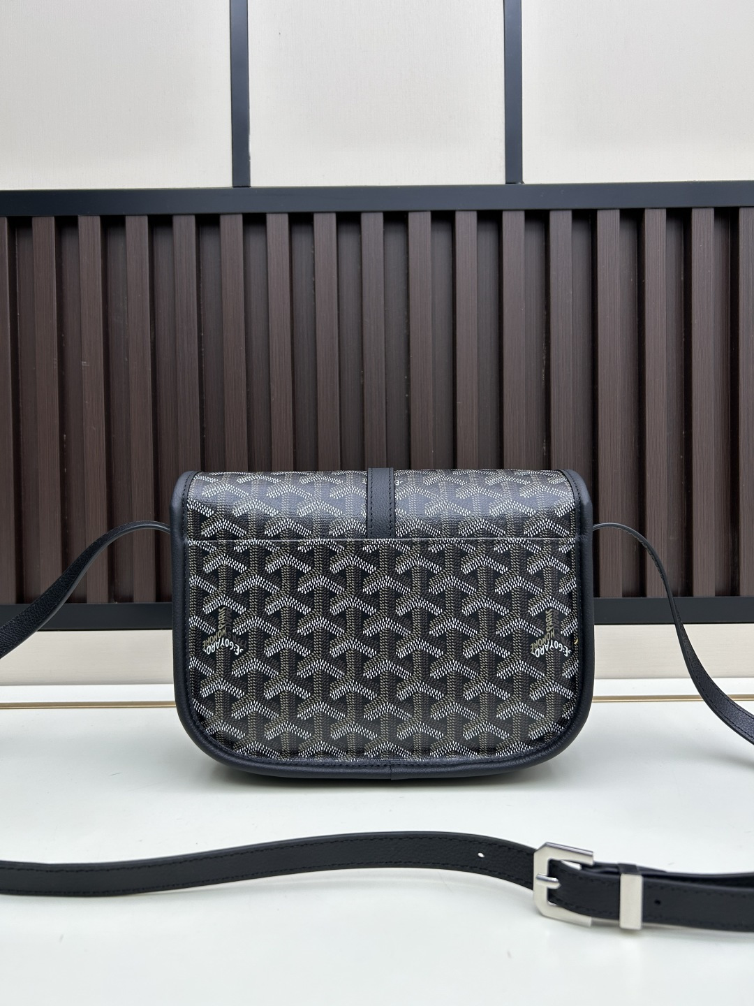 升级版批goyard戈雅-新款马鞍包 goyard logo的大潮今年可是开挂了！每个包的手绘花纹都特别