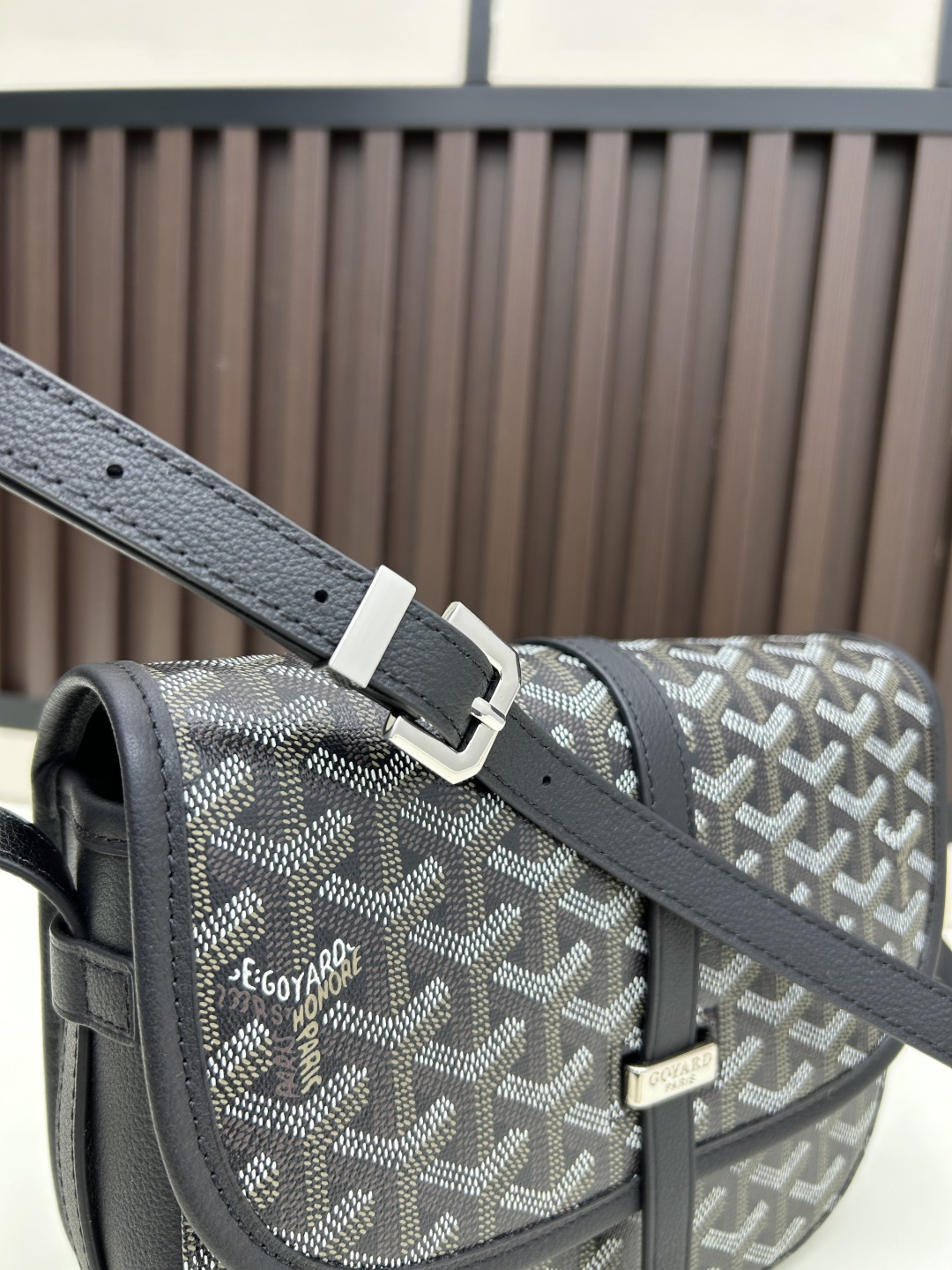 升级版批goyard戈雅-新款马鞍包 goyard logo的大潮今年可是开挂了！每个包的手绘花纹都特别