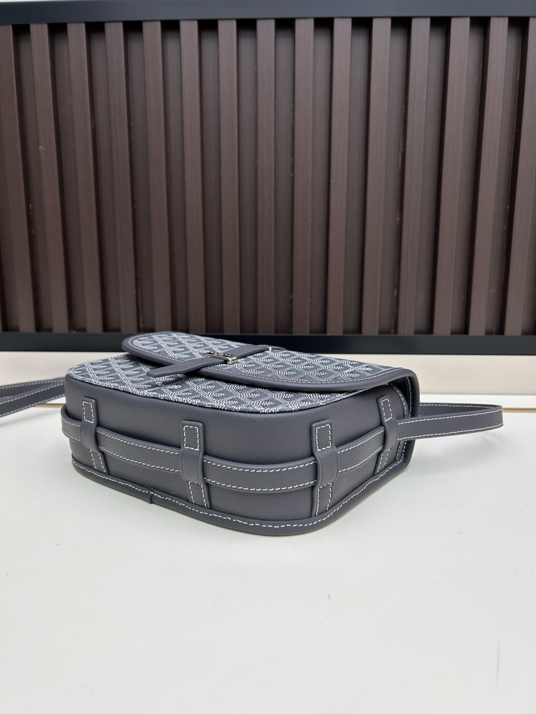 升级版批goyard戈雅-新款马鞍包 goyard logo的大潮今年可是开挂了！每个包的手绘花纹都特别