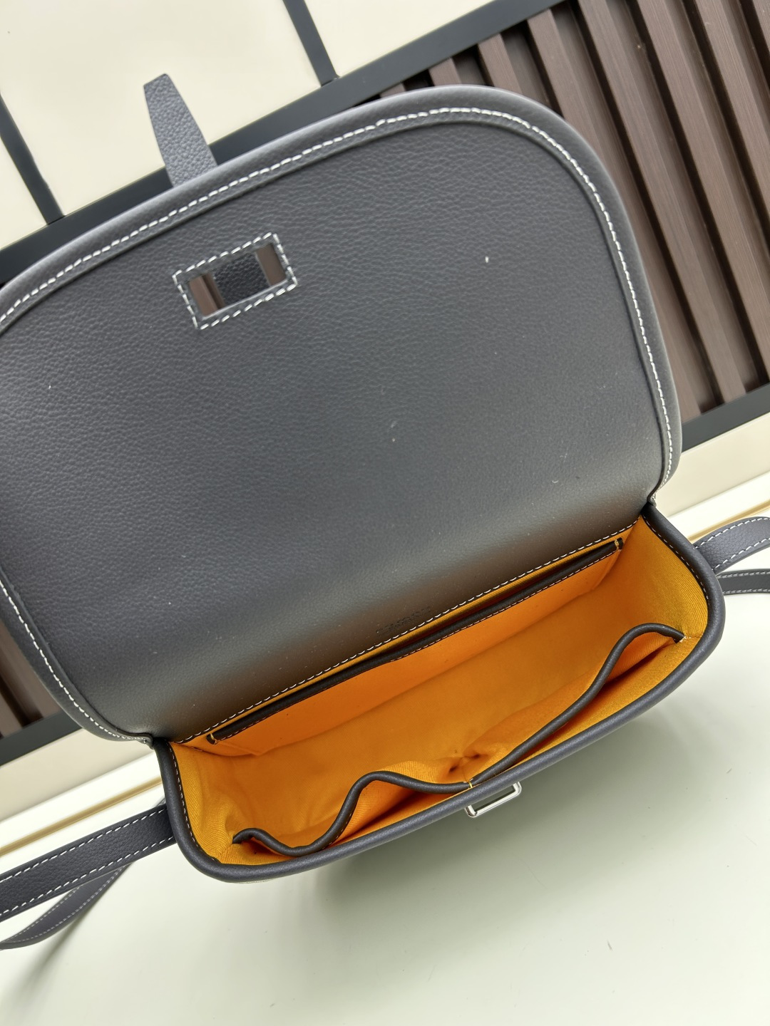 升级版批goyard戈雅-新款马鞍包 goyard logo的大潮今年可是开挂了！每个包的手绘花纹都特别