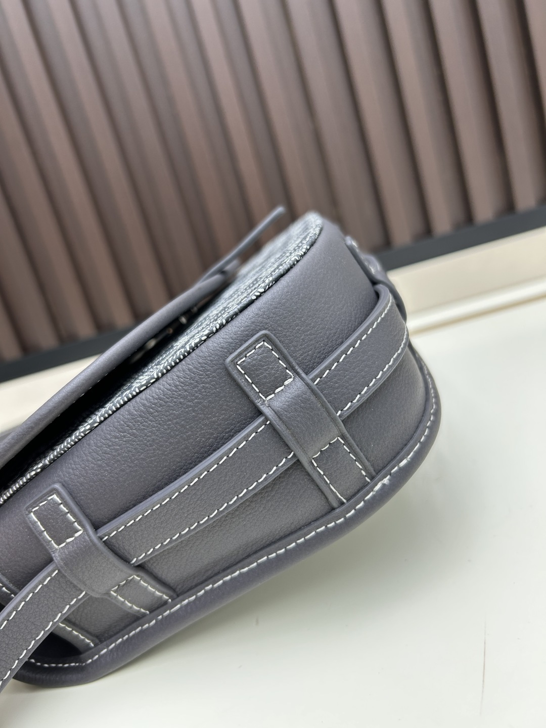 升级版批goyard戈雅-新款马鞍包 goyard logo的大潮今年可是开挂了！每个包的手绘花纹都特别