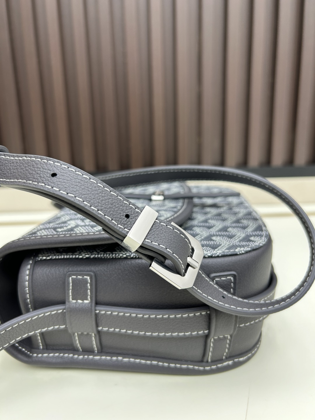 升级版批goyard戈雅-新款马鞍包 goyard logo的大潮今年可是开挂了！每个包的手绘花纹都特别