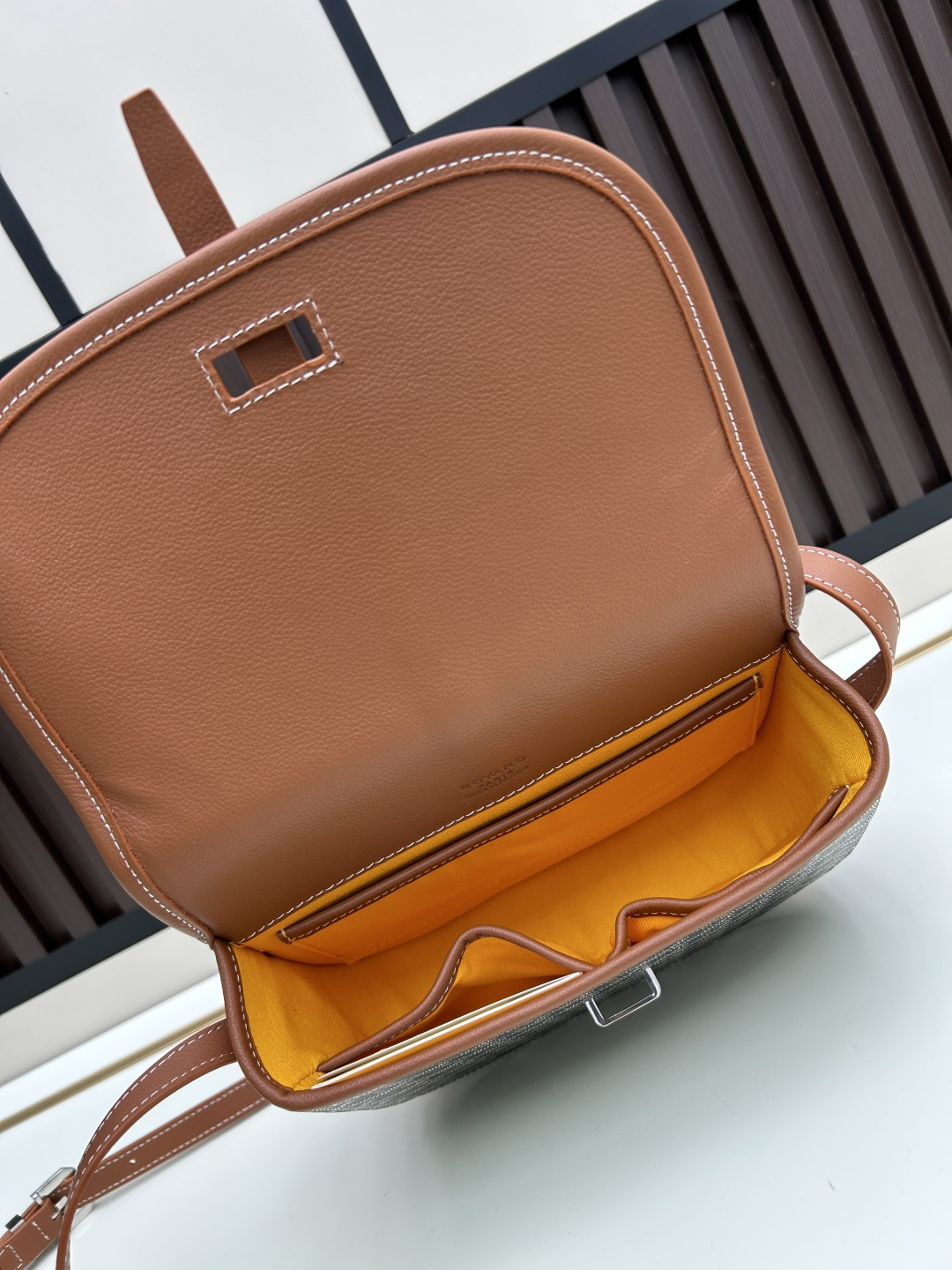 升级版批goyard戈雅-新款马鞍包 goyard logo的大潮今年可是开挂了！每个包的手绘花纹都特别