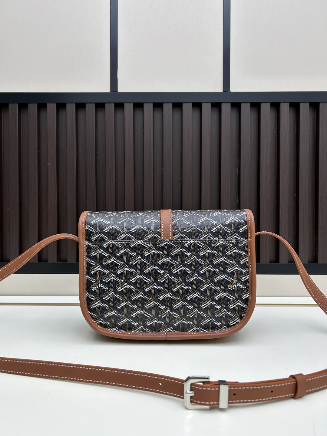 升级版批goyard戈雅-新款马鞍包 goyard logo的大潮今年可是开挂了！每个包的手绘花纹都特别