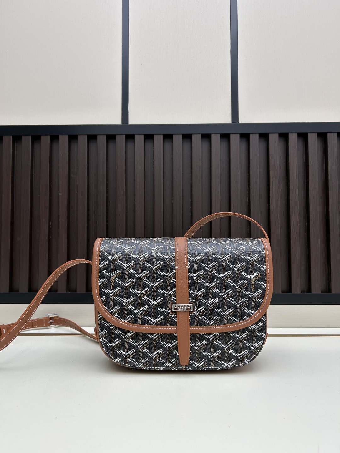 升级版批goyard戈雅-新款马鞍包 goyard logo的大潮今年可是开挂了！每个包的手绘花纹都特别