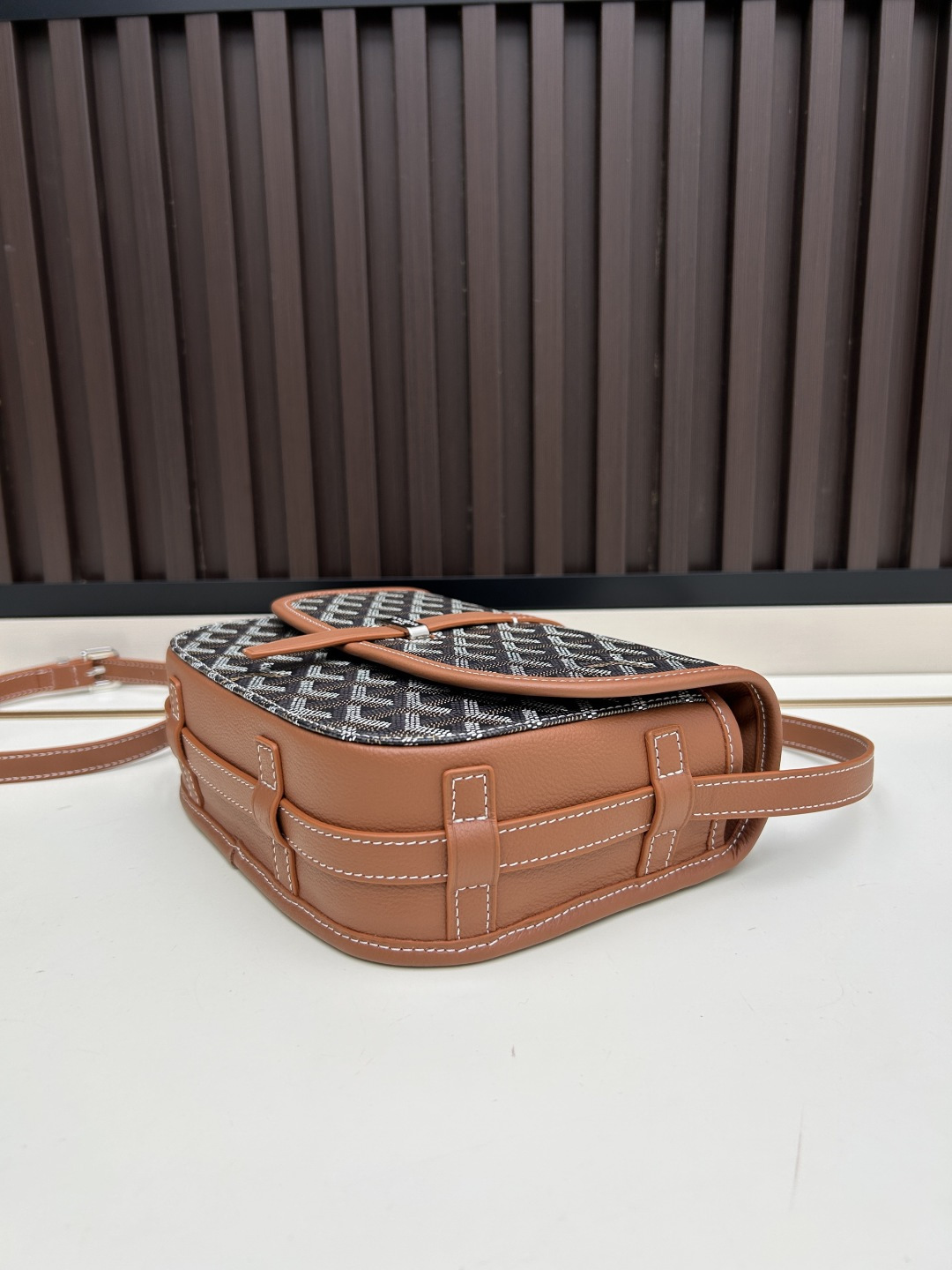 升级版批goyard戈雅-新款马鞍包 goyard logo的大潮今年可是开挂了！每个包的手绘花纹都特别