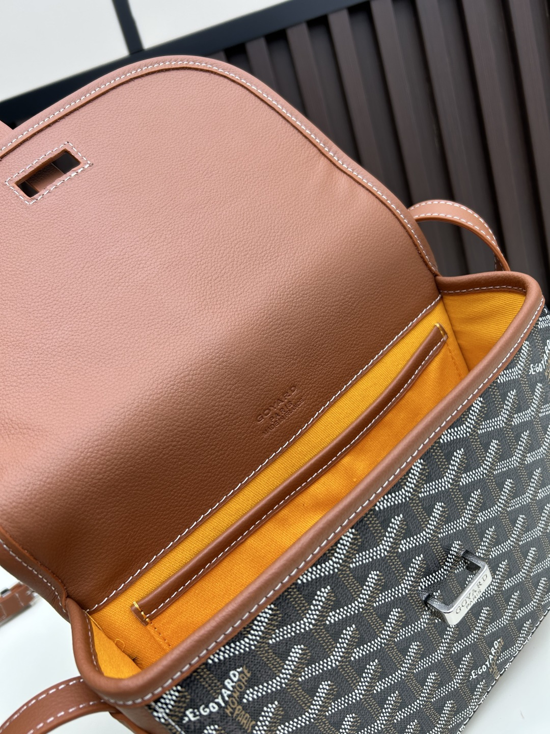 升级版批goyard戈雅-新款马鞍包 goyard logo的大潮今年可是开挂了！每个包的手绘花纹都特别