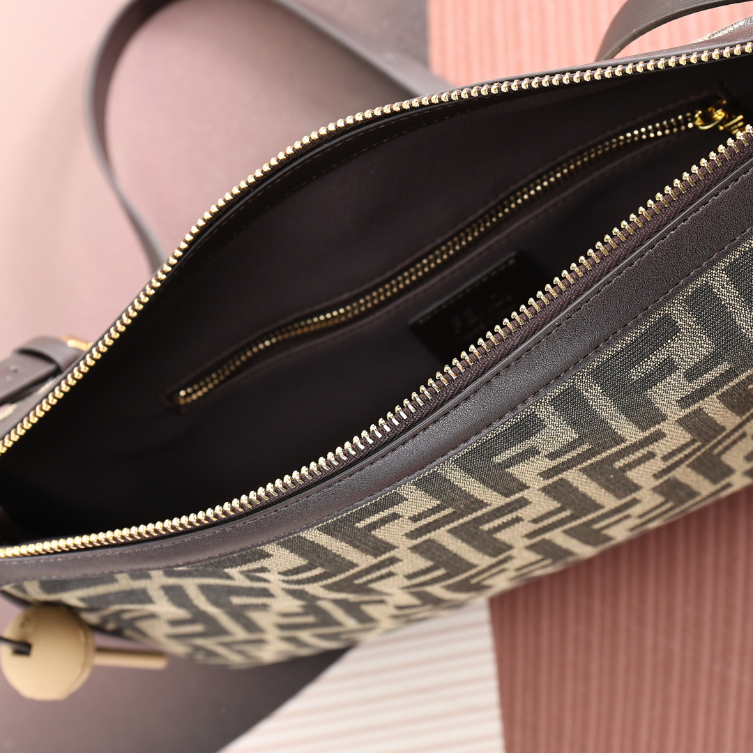 批230 型号07718 最新的秀款老花中号simply，经典老花布料搭配深咖啡小牛皮，自带一种高级的松弛感，带点手缝穿线的皮革感五金扣，低调又吸睛，可调节长短的肩带不要太香，手提斜挎或腋下背，都能随机应变，太酷啦！
尺寸34.5x4.5x20cm