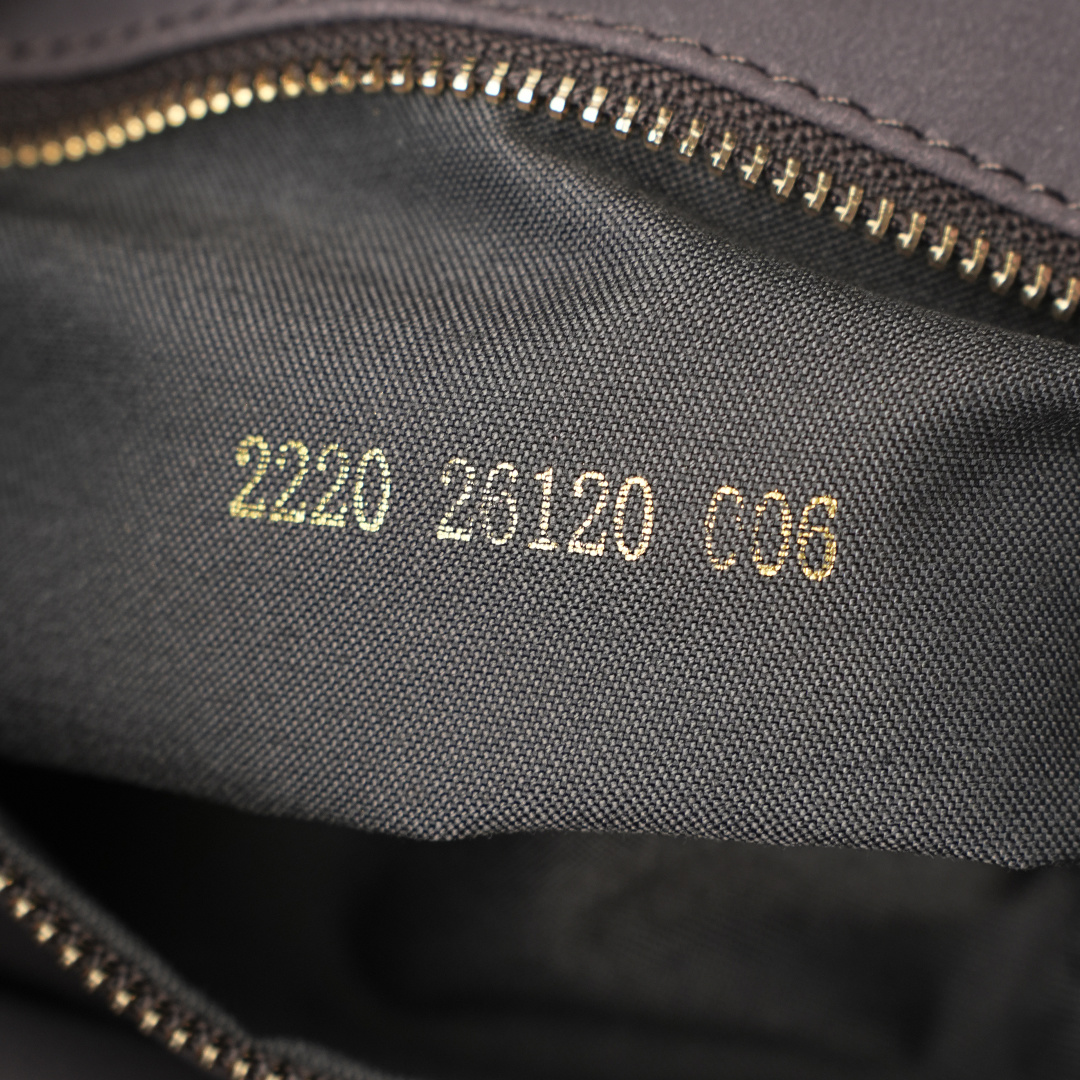 批230 型号07718 最新的秀款老花中号simply，经典老花布料搭配深咖啡小牛皮，自带一种高级的松弛感，带点手缝穿线的皮革感五金扣，低调又吸睛，可调节长短的肩带不要太香，手提斜挎或腋下背，都能随机应变，太酷啦！
尺寸34.5x4.5x20cm