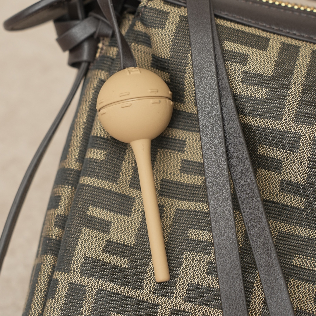 批230 型号07718 最新的秀款老花中号simply，经典老花布料搭配深咖啡小牛皮，自带一种高级的松弛感，带点手缝穿线的皮革感五金扣，低调又吸睛，可调节长短的肩带不要太香，手提斜挎或腋下背，都能随机应变，太酷啦！
尺寸34.5x4.5x20cm