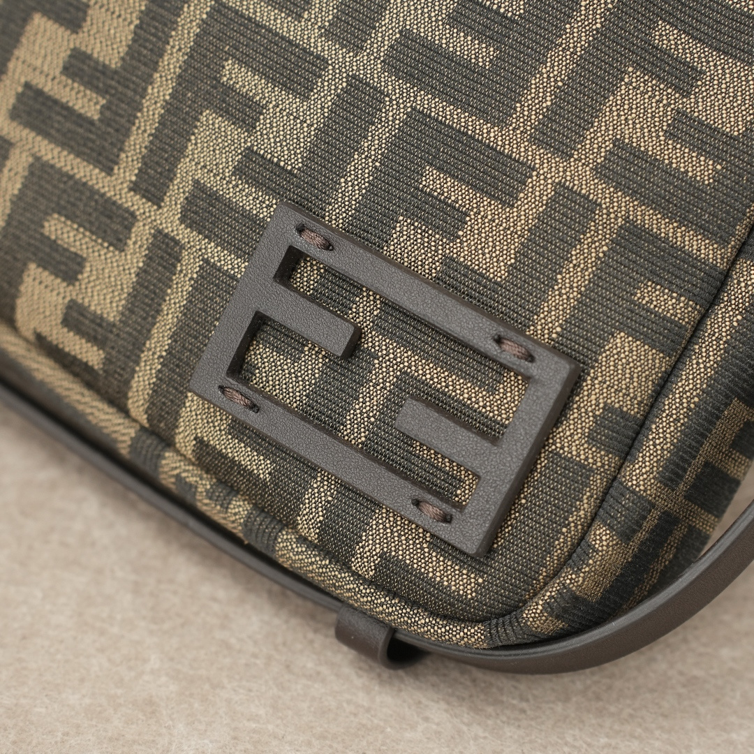 批230 型号07718 最新的秀款老花中号simply，经典老花布料搭配深咖啡小牛皮，自带一种高级的松弛感，带点手缝穿线的皮革感五金扣，低调又吸睛，可调节长短的肩带不要太香，手提斜挎或腋下背，都能随机应变，太酷啦！
尺寸34.5x4.5x20cm