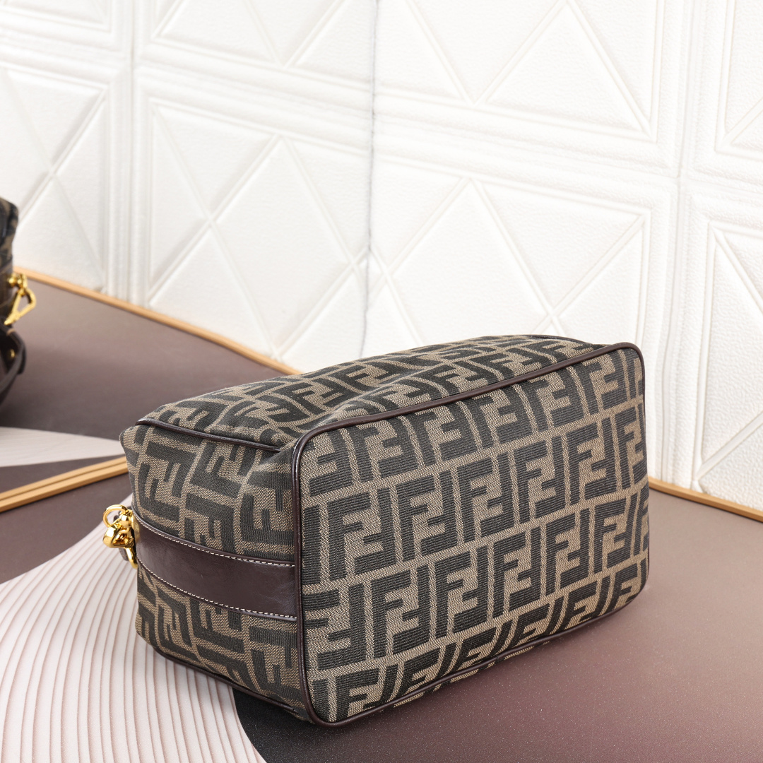 批190 中古老花化妆包便当包饭盒小胖纸🤔
自从入了vintage的坑之后，决定去中古店挖掘好物，发现Fendi 中古好看的经典款实在太多太多，看得眼花缭乱，但也是能饱饱眼福啊，痛并快乐着~ 👻
这款饭盒虽然方方的，但是它的好处就是，不是定型包，塌塌的懒懒的感觉，很随意，背上身也不会太正式老气，还有容量巨大十分适合出门装一大包的人啦🤘🏿
fendi老花颜色就是为秋冬定制的，让人有一种暖暖的感觉，搭配各种颜色衣服都不会觉得突兀，所以秋冬狂推fendi 🕺🏾🕺
当你了解vintage时，就会发现，每一款中古包都有自己独特的味道🥂型号:07709
尺寸 25x15x17