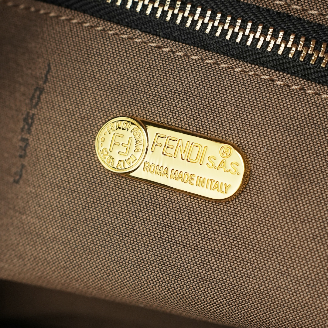 批190 中古老花化妆包便当包饭盒小胖纸🤔
自从入了vintage的坑之后，决定去中古店挖掘好物，发现Fendi 中古好看的经典款实在太多太多，看得眼花缭乱，但也是能饱饱眼福啊，痛并快乐着~ 👻
这款饭盒虽然方方的，但是它的好处就是，不是定型包，塌塌的懒懒的感觉，很随意，背上身也不会太正式老气，还有容量巨大十分适合出门装一大包的人啦🤘🏿
fendi老花颜色就是为秋冬定制的，让人有一种暖暖的感觉，搭配各种颜色衣服都不会觉得突兀，所以秋冬狂推fendi 🕺🏾🕺
当你了解vintage时，就会发现，每一款中古包都有自己独特的味道🥂型号:07709
尺寸 25x15x17