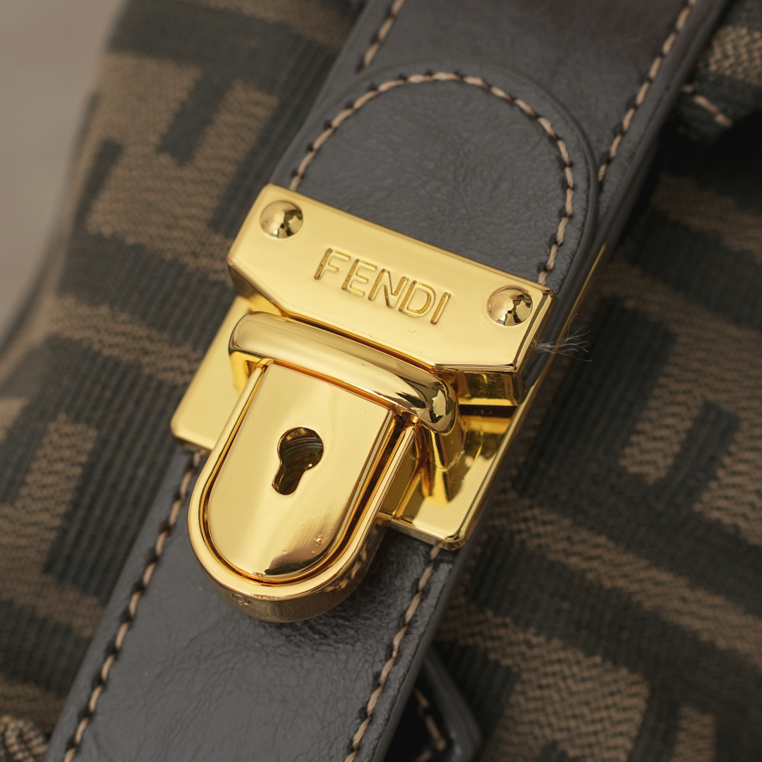 批190 中古老花化妆包便当包饭盒小胖纸🤔
自从入了vintage的坑之后，决定去中古店挖掘好物，发现Fendi 中古好看的经典款实在太多太多，看得眼花缭乱，但也是能饱饱眼福啊，痛并快乐着~ 👻
这款饭盒虽然方方的，但是它的好处就是，不是定型包，塌塌的懒懒的感觉，很随意，背上身也不会太正式老气，还有容量巨大十分适合出门装一大包的人啦🤘🏿
fendi老花颜色就是为秋冬定制的，让人有一种暖暖的感觉，搭配各种颜色衣服都不会觉得突兀，所以秋冬狂推fendi 🕺🏾🕺
当你了解vintage时，就会发现，每一款中古包都有自己独特的味道🥂型号:07709
尺寸 25x15x17