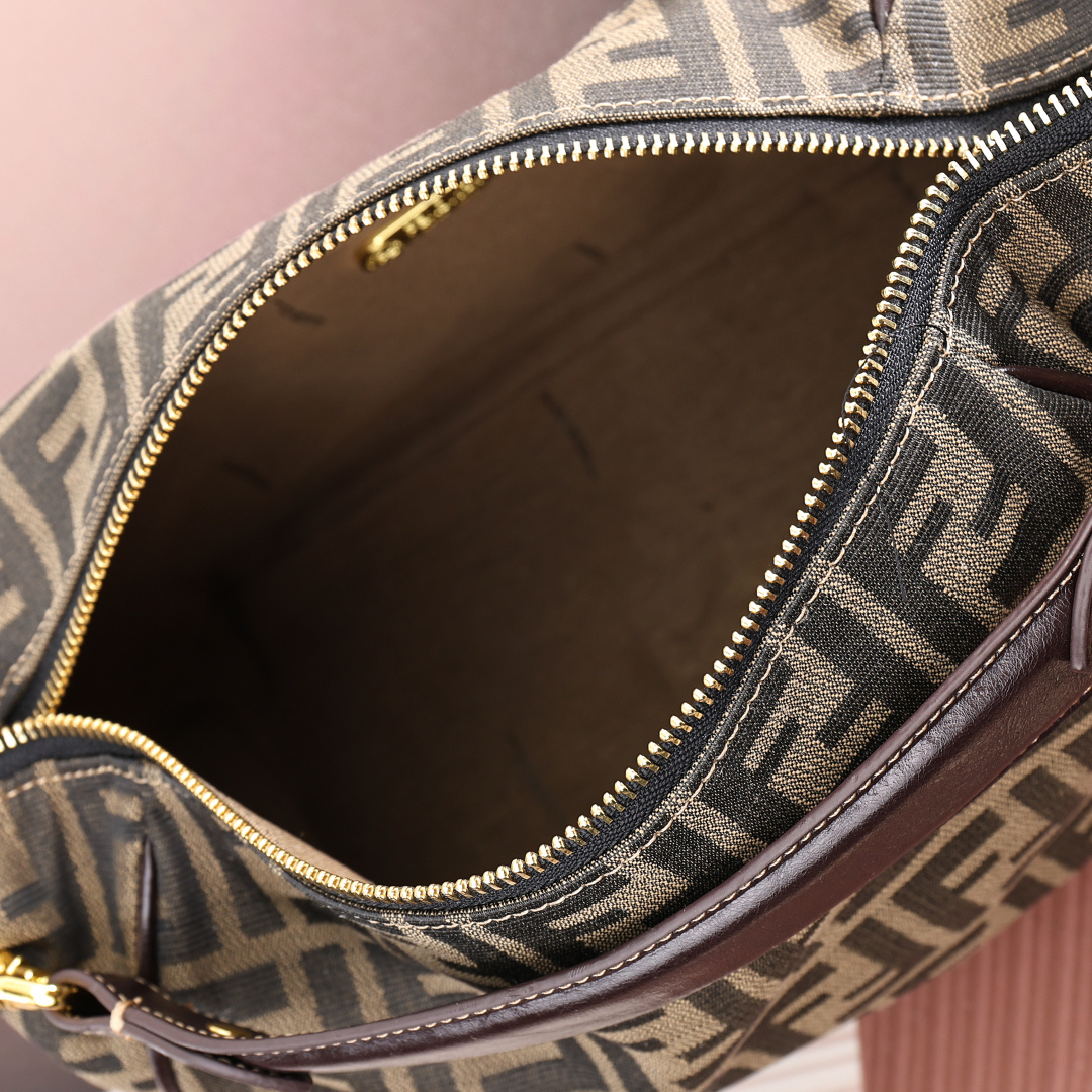 批190 中古老花化妆包便当包饭盒小胖纸🤔
自从入了vintage的坑之后，决定去中古店挖掘好物，发现Fendi 中古好看的经典款实在太多太多，看得眼花缭乱，但也是能饱饱眼福啊，痛并快乐着~ 👻
这款饭盒虽然方方的，但是它的好处就是，不是定型包，塌塌的懒懒的感觉，很随意，背上身也不会太正式老气，还有容量巨大十分适合出门装一大包的人啦🤘🏿
fendi老花颜色就是为秋冬定制的，让人有一种暖暖的感觉，搭配各种颜色衣服都不会觉得突兀，所以秋冬狂推fendi 🕺🏾🕺
当你了解vintage时，就会发现，每一款中古包都有自己独特的味道🥂型号:07709
尺寸 25x15x17