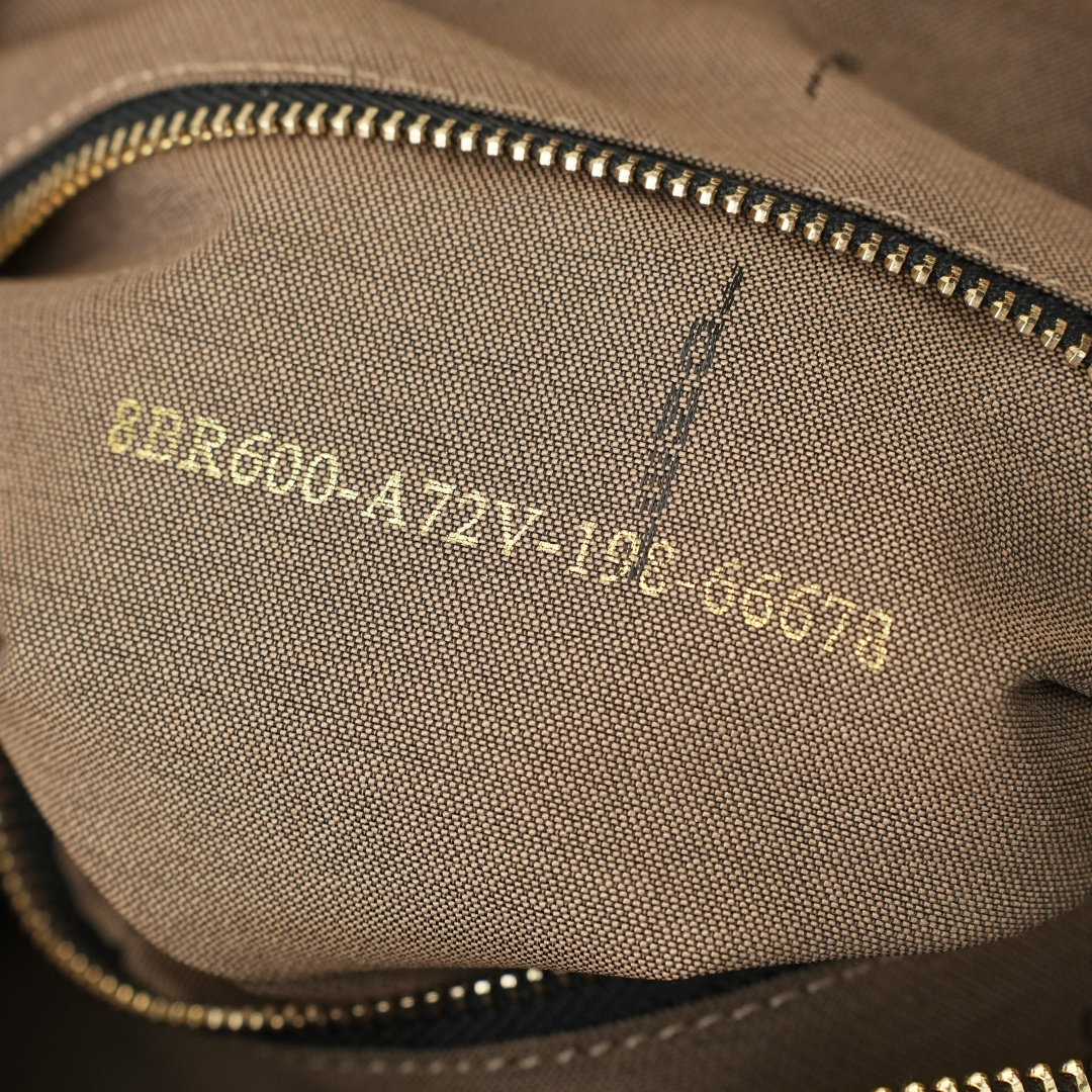 批190 中古老花化妆包便当包饭盒小胖纸🤔
自从入了vintage的坑之后，决定去中古店挖掘好物，发现Fendi 中古好看的经典款实在太多太多，看得眼花缭乱，但也是能饱饱眼福啊，痛并快乐着~ 👻
这款饭盒虽然方方的，但是它的好处就是，不是定型包，塌塌的懒懒的感觉，很随意，背上身也不会太正式老气，还有容量巨大十分适合出门装一大包的人啦🤘🏿
fendi老花颜色就是为秋冬定制的，让人有一种暖暖的感觉，搭配各种颜色衣服都不会觉得突兀，所以秋冬狂推fendi 🕺🏾🕺
当你了解vintage时，就会发现，每一款中古包都有自己独特的味道🥂型号:07709
尺寸 25x15x17