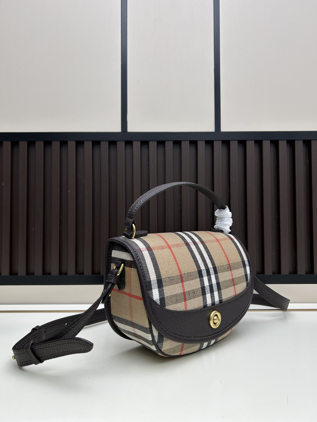 批280 Highlands 斜背包
汲取户外设计理念打造。选用棉质亚麻混纺面料，于意大利工坊精制而成，融入光滑小牛皮装饰和棉质内讨。
装饰提花精纺的 Burberry 格纹，设有风衣灵感涂层饰面。
搭配可拆式皮革肩背带，随心切换斜背 包和提柄包造型。尺寸24.5x8x 18cm 
型号8995.8996