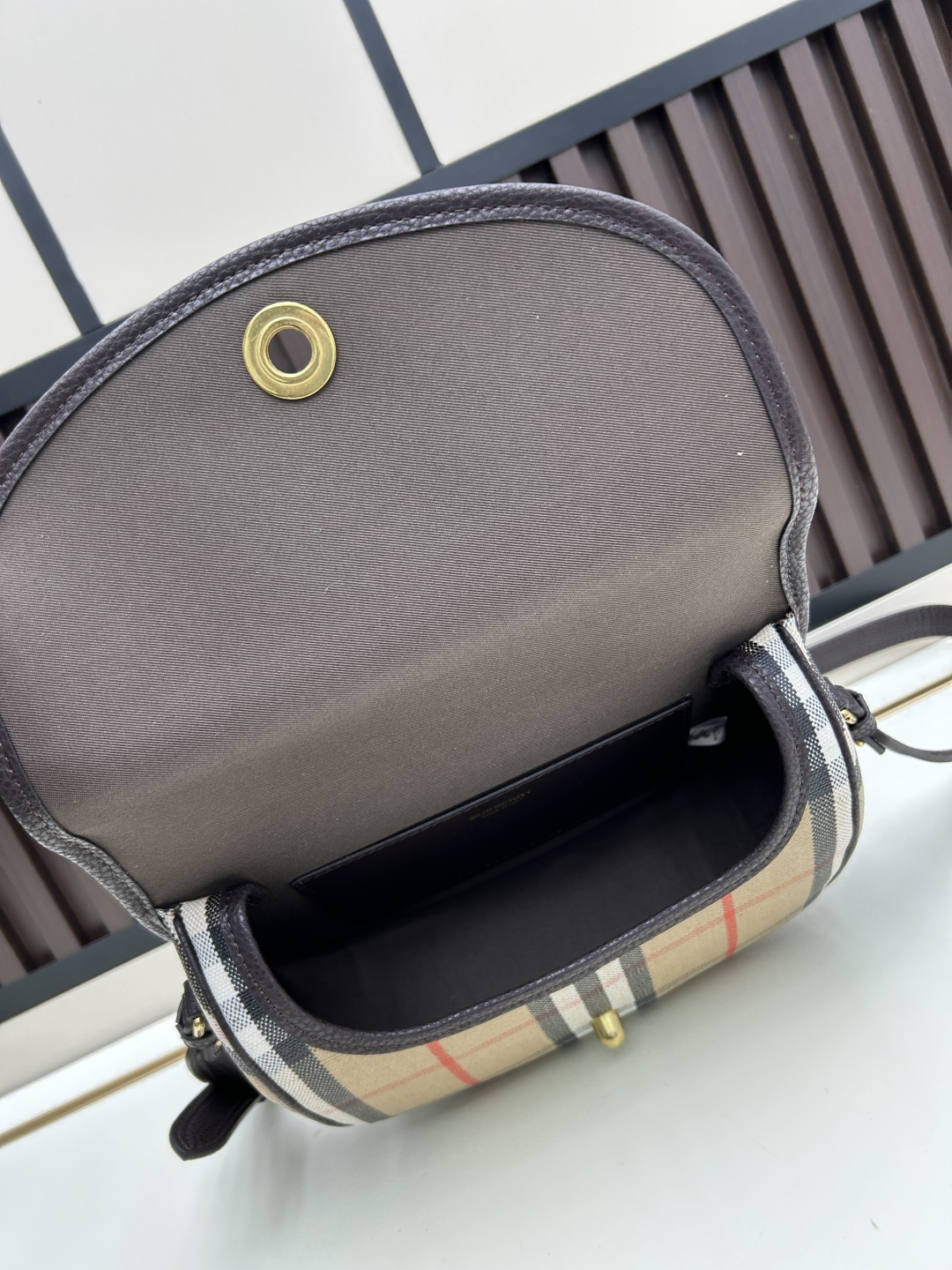 批280 Highlands 斜背包
汲取户外设计理念打造。选用棉质亚麻混纺面料，于意大利工坊精制而成，融入光滑小牛皮装饰和棉质内讨。
装饰提花精纺的 Burberry 格纹，设有风衣灵感涂层饰面。
搭配可拆式皮革肩背带，随心切换斜背 包和提柄包造型。尺寸24.5x8x 18cm 
型号8995.8996