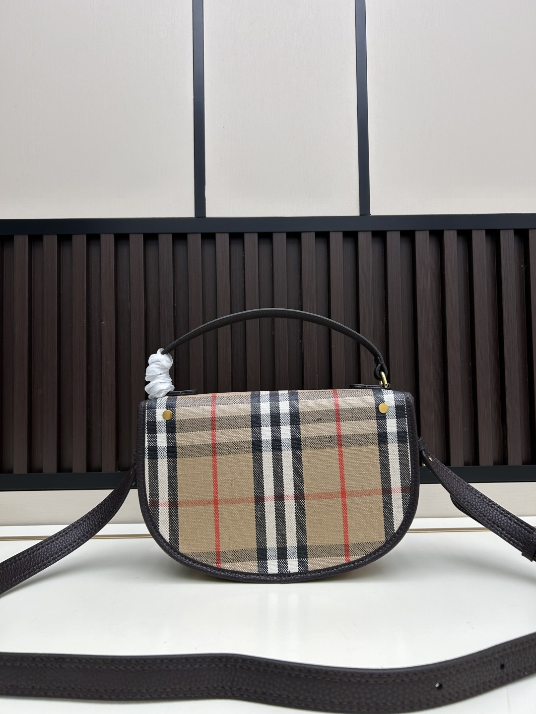 批280 Highlands 斜背包
汲取户外设计理念打造。选用棉质亚麻混纺面料，于意大利工坊精制而成，融入光滑小牛皮装饰和棉质内讨。
装饰提花精纺的 Burberry 格纹，设有风衣灵感涂层饰面。
搭配可拆式皮革肩背带，随心切换斜背 包和提柄包造型。尺寸24.5x8x 18cm 
型号8995.8996