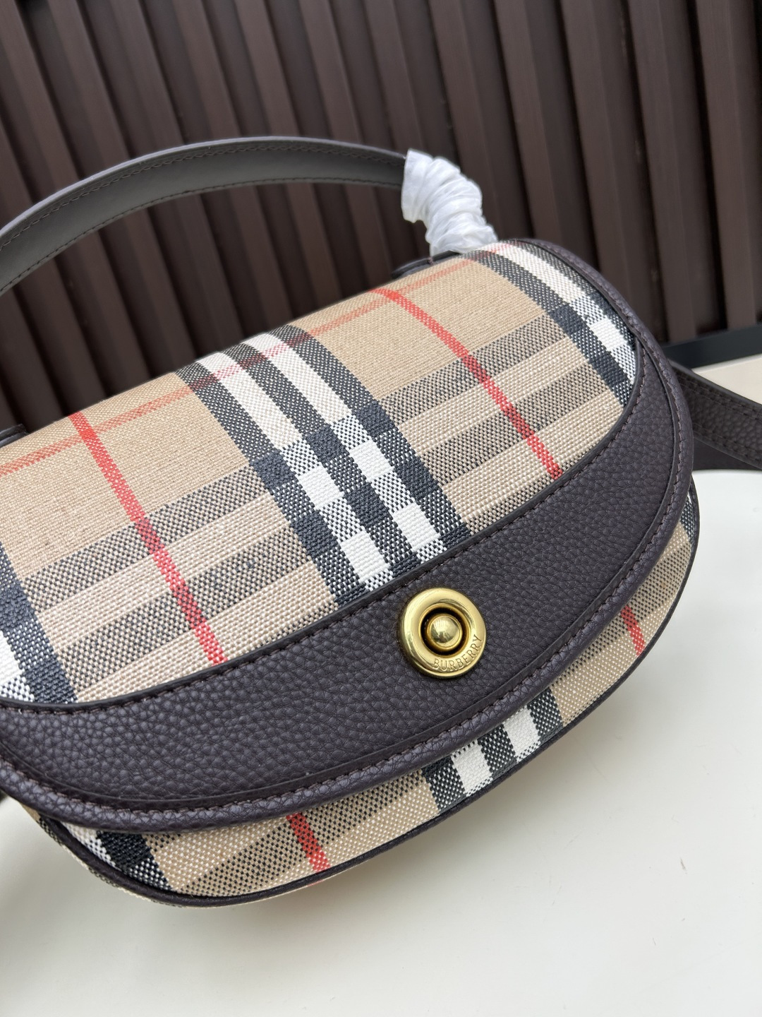 批280 Highlands 斜背包
汲取户外设计理念打造。选用棉质亚麻混纺面料，于意大利工坊精制而成，融入光滑小牛皮装饰和棉质内讨。
装饰提花精纺的 Burberry 格纹，设有风衣灵感涂层饰面。
搭配可拆式皮革肩背带，随心切换斜背 包和提柄包造型。尺寸24.5x8x 18cm 
型号8995.8996