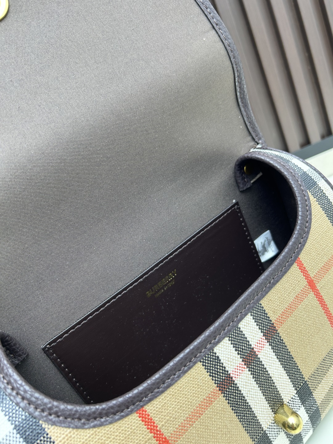 批280 Highlands 斜背包
汲取户外设计理念打造。选用棉质亚麻混纺面料，于意大利工坊精制而成，融入光滑小牛皮装饰和棉质内讨。
装饰提花精纺的 Burberry 格纹，设有风衣灵感涂层饰面。
搭配可拆式皮革肩背带，随心切换斜背 包和提柄包造型。尺寸24.5x8x 18cm 
型号8995.8996