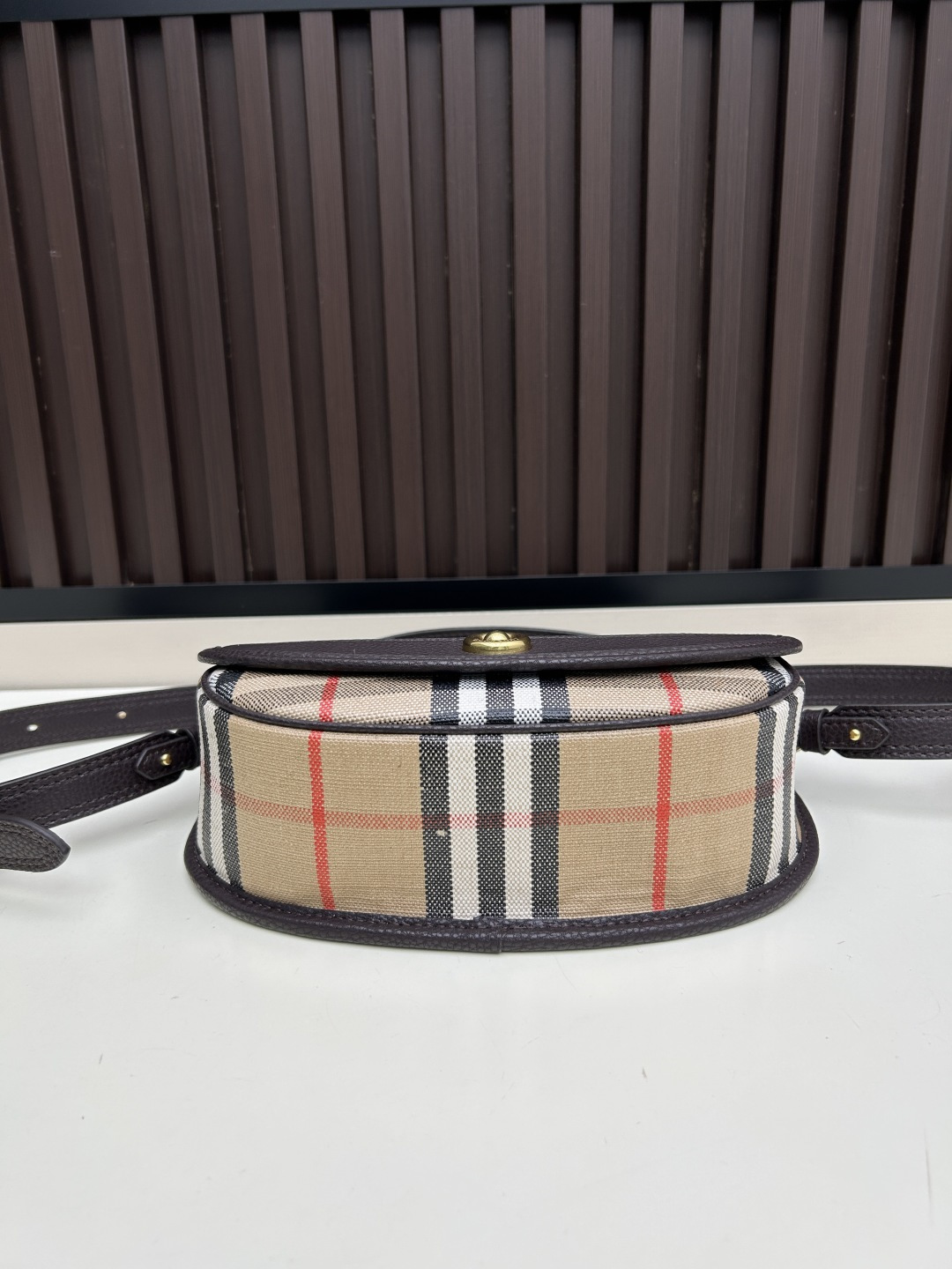 批280 Highlands 斜背包
汲取户外设计理念打造。选用棉质亚麻混纺面料，于意大利工坊精制而成，融入光滑小牛皮装饰和棉质内讨。
装饰提花精纺的 Burberry 格纹，设有风衣灵感涂层饰面。
搭配可拆式皮革肩背带，随心切换斜背 包和提柄包造型。尺寸24.5x8x 18cm 
型号8995.8996