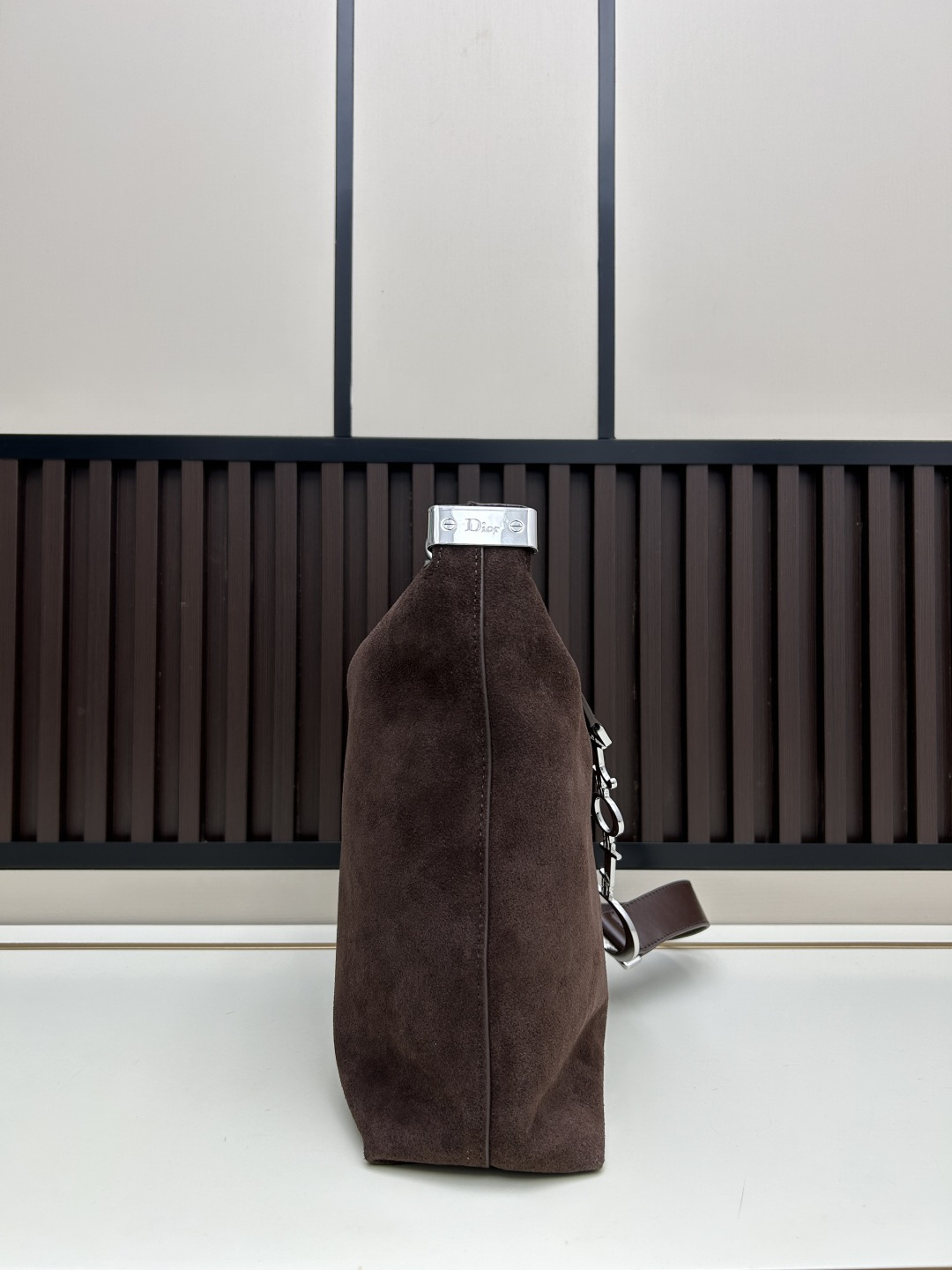 批300
全新磨砂系列焕新诠释品牌的隽永优雅风范和精湛工艺。这款系列肩背包匠心融棕磨砂压花，蕴大号半马衔扣造型品牌经典马术风格配件。
💐磨砂平纹
💐材质✨采用质感进口牛皮配真皮磨砂，对版打磨铜五金👏纹路清晰易见、质感细腻最高品质！
33x28x7cm