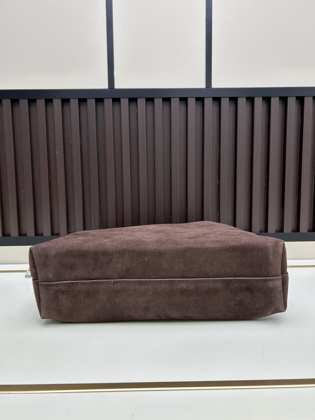 批300
全新磨砂系列焕新诠释品牌的隽永优雅风范和精湛工艺。这款系列肩背包匠心融棕磨砂压花，蕴大号半马衔扣造型品牌经典马术风格配件。
💐磨砂平纹
💐材质✨采用质感进口牛皮配真皮磨砂，对版打磨铜五金👏纹路清晰易见、质感细腻最高品质！
33x28x7cm