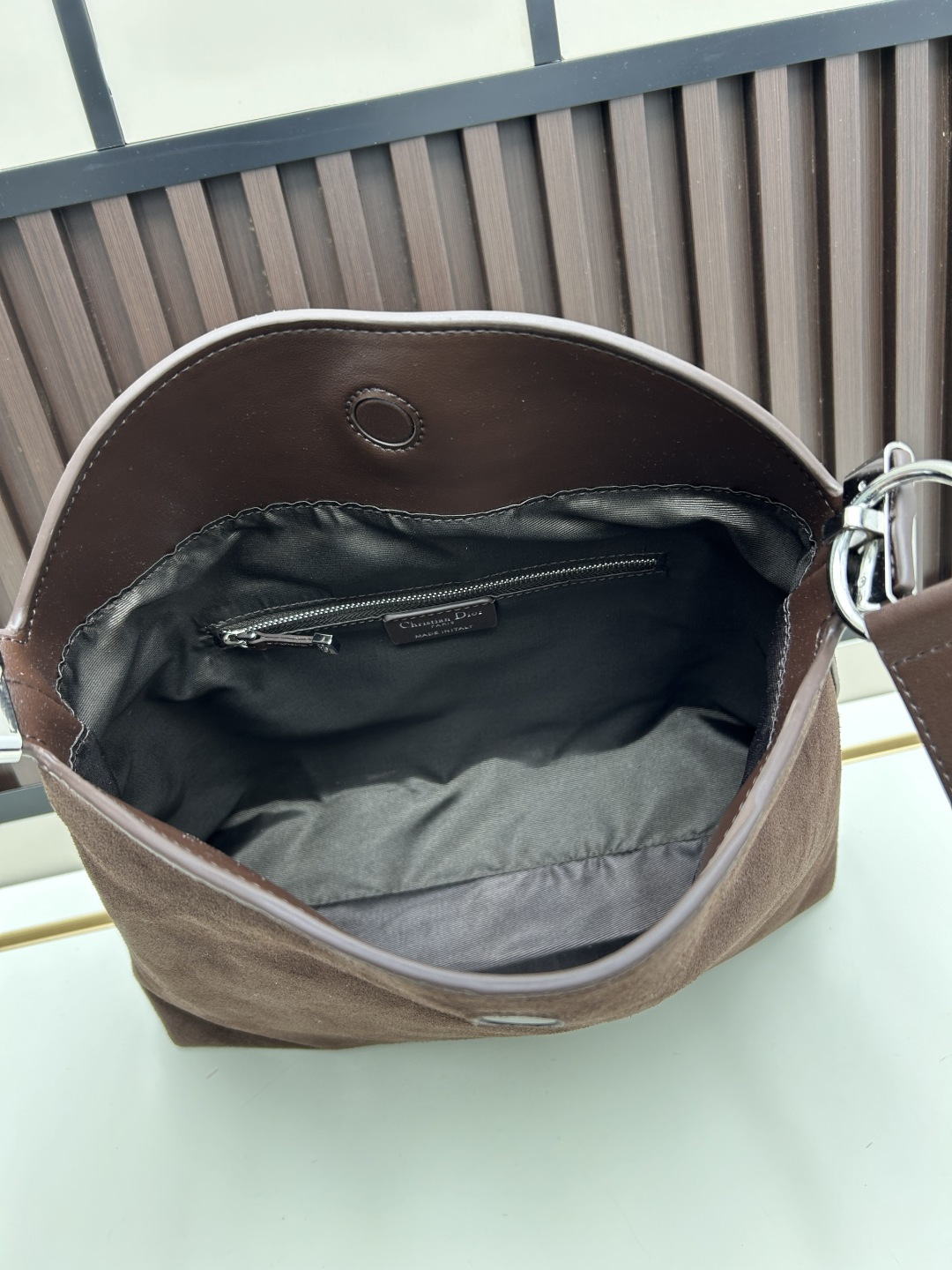 批300
全新磨砂系列焕新诠释品牌的隽永优雅风范和精湛工艺。这款系列肩背包匠心融棕磨砂压花，蕴大号半马衔扣造型品牌经典马术风格配件。
💐磨砂平纹
💐材质✨采用质感进口牛皮配真皮磨砂，对版打磨铜五金👏纹路清晰易见、质感细腻最高品质！
33x28x7cm