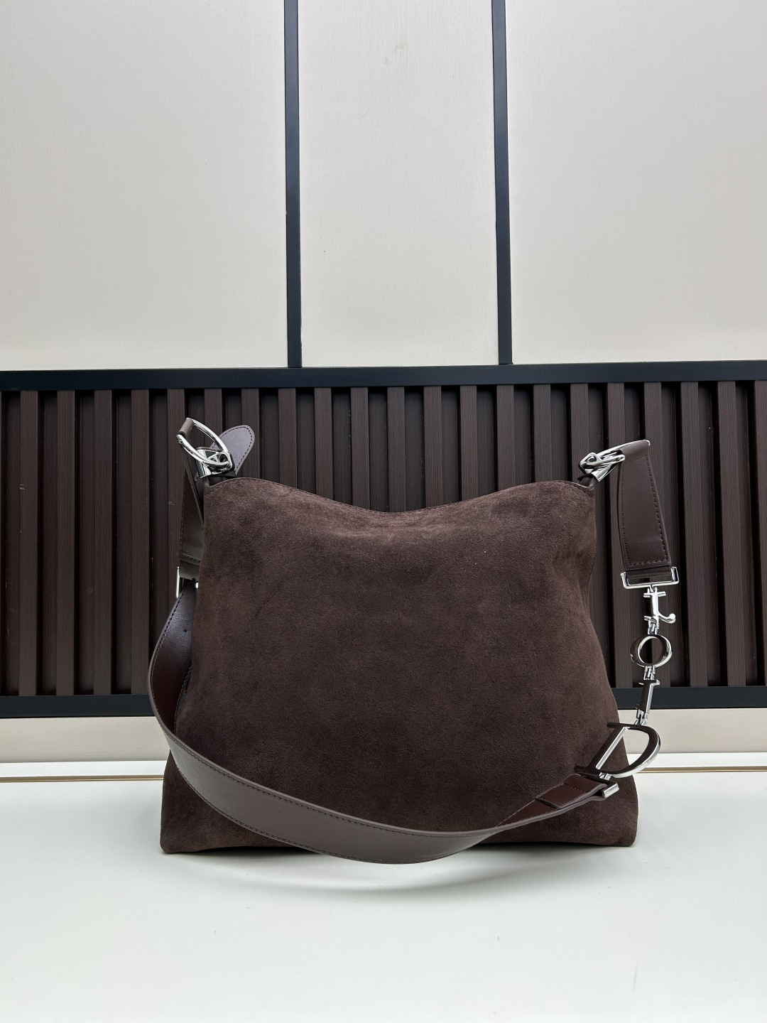 批300
全新磨砂系列焕新诠释品牌的隽永优雅风范和精湛工艺。这款系列肩背包匠心融棕磨砂压花，蕴大号半马衔扣造型品牌经典马术风格配件。
💐磨砂平纹
💐材质✨采用质感进口牛皮配真皮磨砂，对版打磨铜五金👏纹路清晰易见、质感细腻最高品质！
33x28x7cm