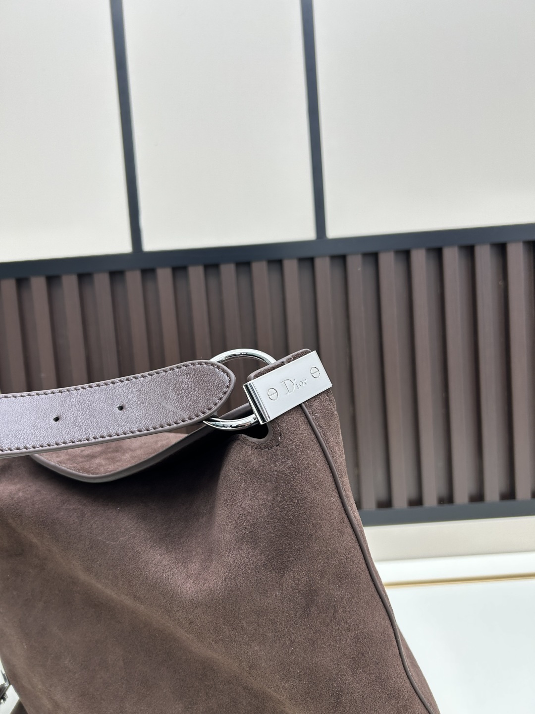 批300
全新磨砂系列焕新诠释品牌的隽永优雅风范和精湛工艺。这款系列肩背包匠心融棕磨砂压花，蕴大号半马衔扣造型品牌经典马术风格配件。
💐磨砂平纹
💐材质✨采用质感进口牛皮配真皮磨砂，对版打磨铜五金👏纹路清晰易见、质感细腻最高品质！
33x28x7cm