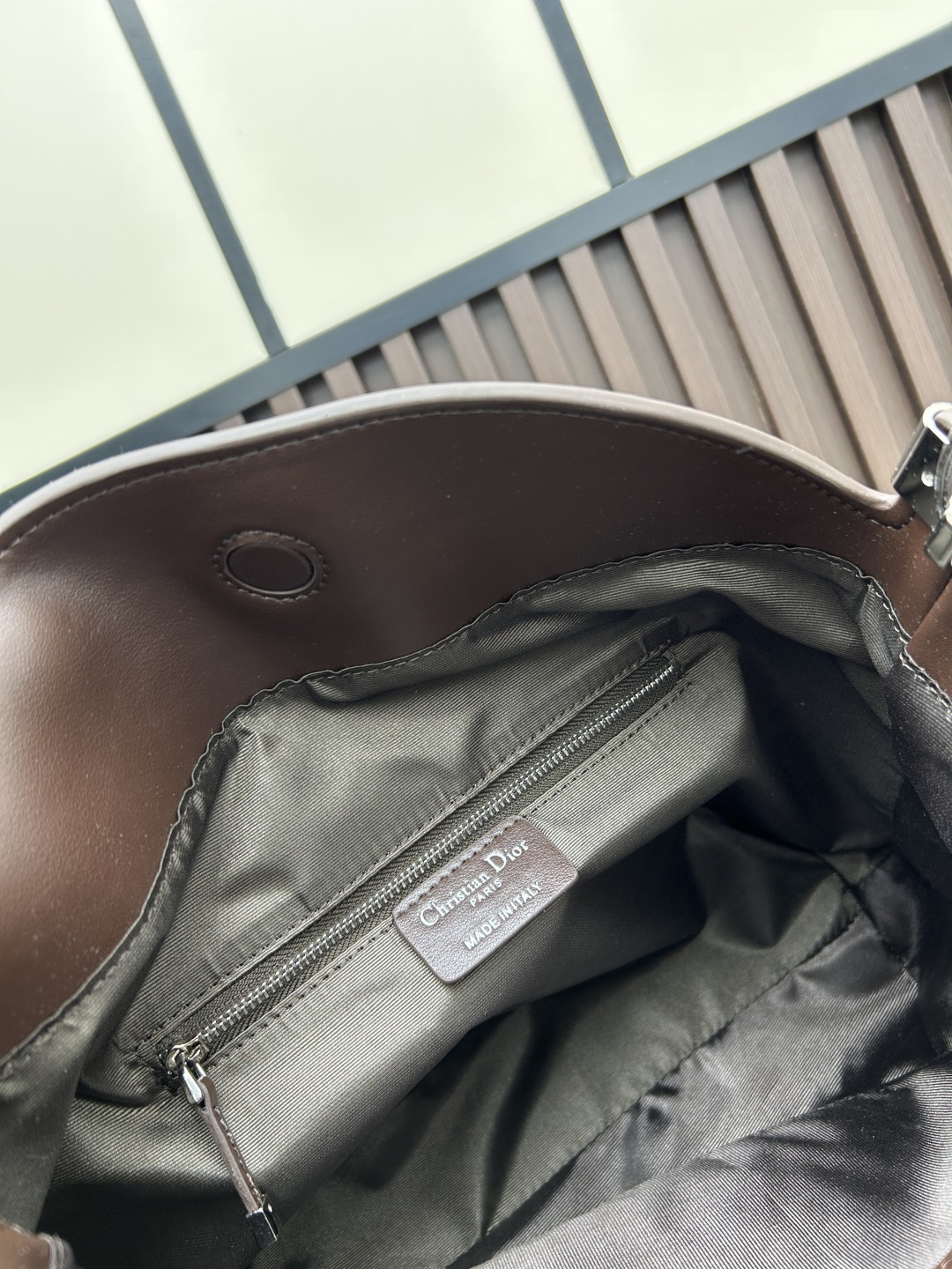 批300
全新磨砂系列焕新诠释品牌的隽永优雅风范和精湛工艺。这款系列肩背包匠心融棕磨砂压花，蕴大号半马衔扣造型品牌经典马术风格配件。
💐磨砂平纹
💐材质✨采用质感进口牛皮配真皮磨砂，对版打磨铜五金👏纹路清晰易见、质感细腻最高品质！
33x28x7cm