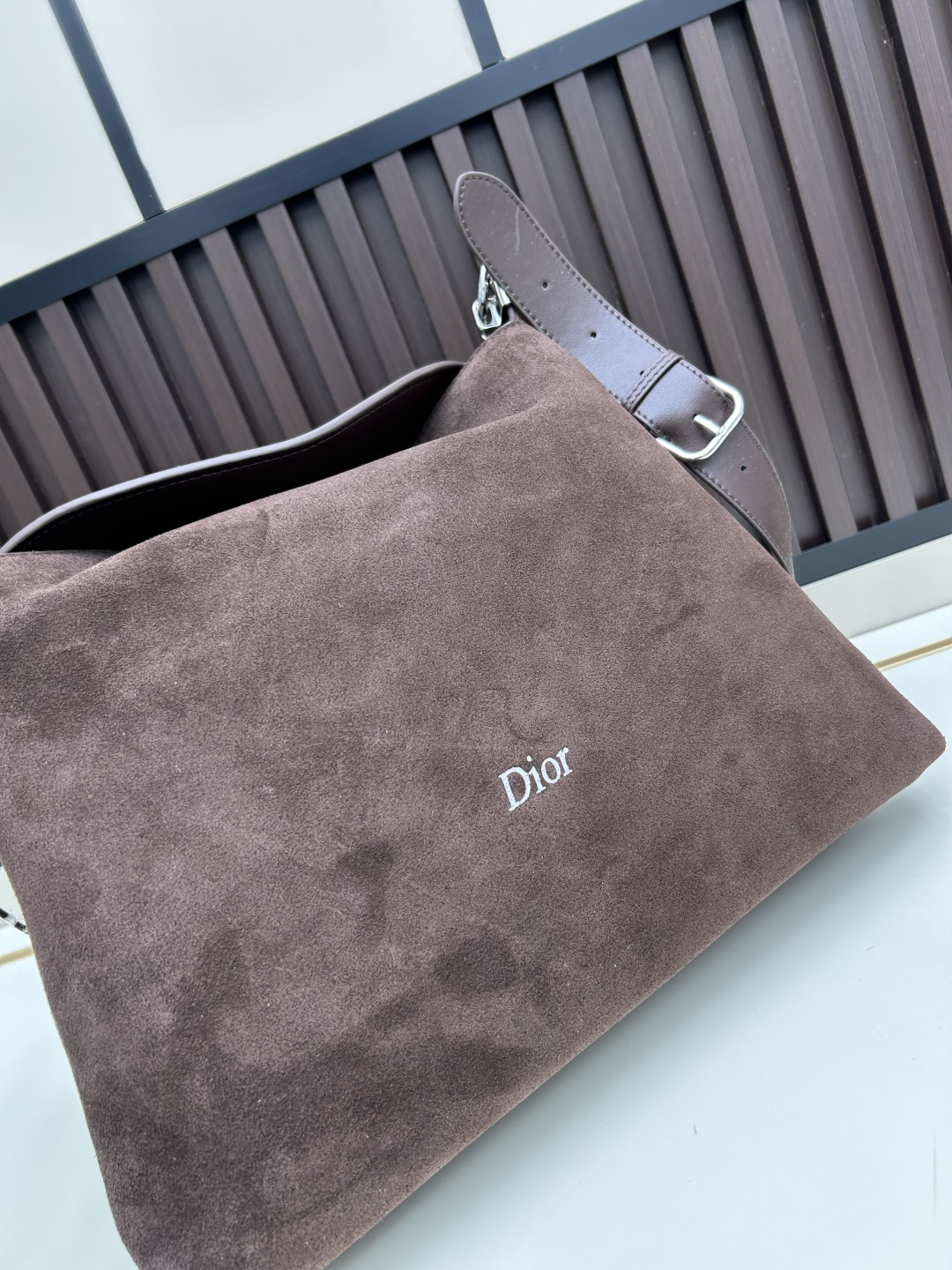 批300
全新磨砂系列焕新诠释品牌的隽永优雅风范和精湛工艺。这款系列肩背包匠心融棕磨砂压花，蕴大号半马衔扣造型品牌经典马术风格配件。
💐磨砂平纹
💐材质✨采用质感进口牛皮配真皮磨砂，对版打磨铜五金👏纹路清晰易见、质感细腻最高品质！
33x28x7cm