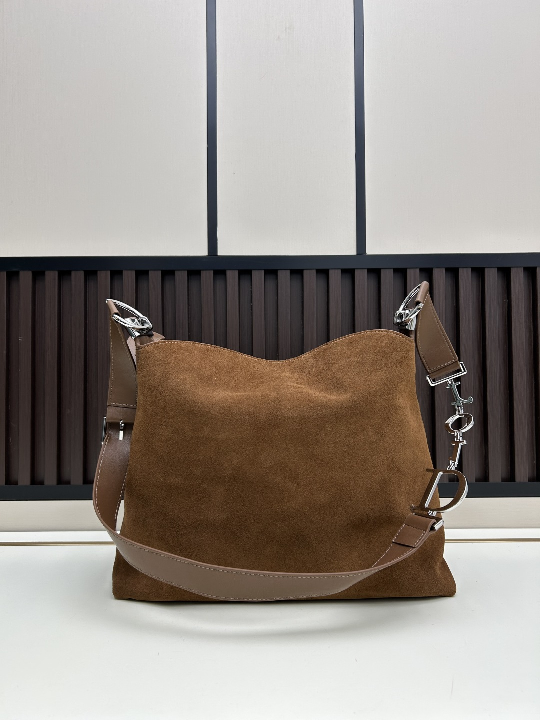 批300
全新磨砂系列焕新诠释品牌的隽永优雅风范和精湛工艺。这款系列肩背包匠心融棕磨砂压花，蕴大号半马衔扣造型品牌经典马术风格配件。
💐磨砂平纹
💐材质✨采用质感进口牛皮配真皮磨砂，对版打磨铜五金👏纹路清晰易见、质感细腻最高品质！
33x28x7cm