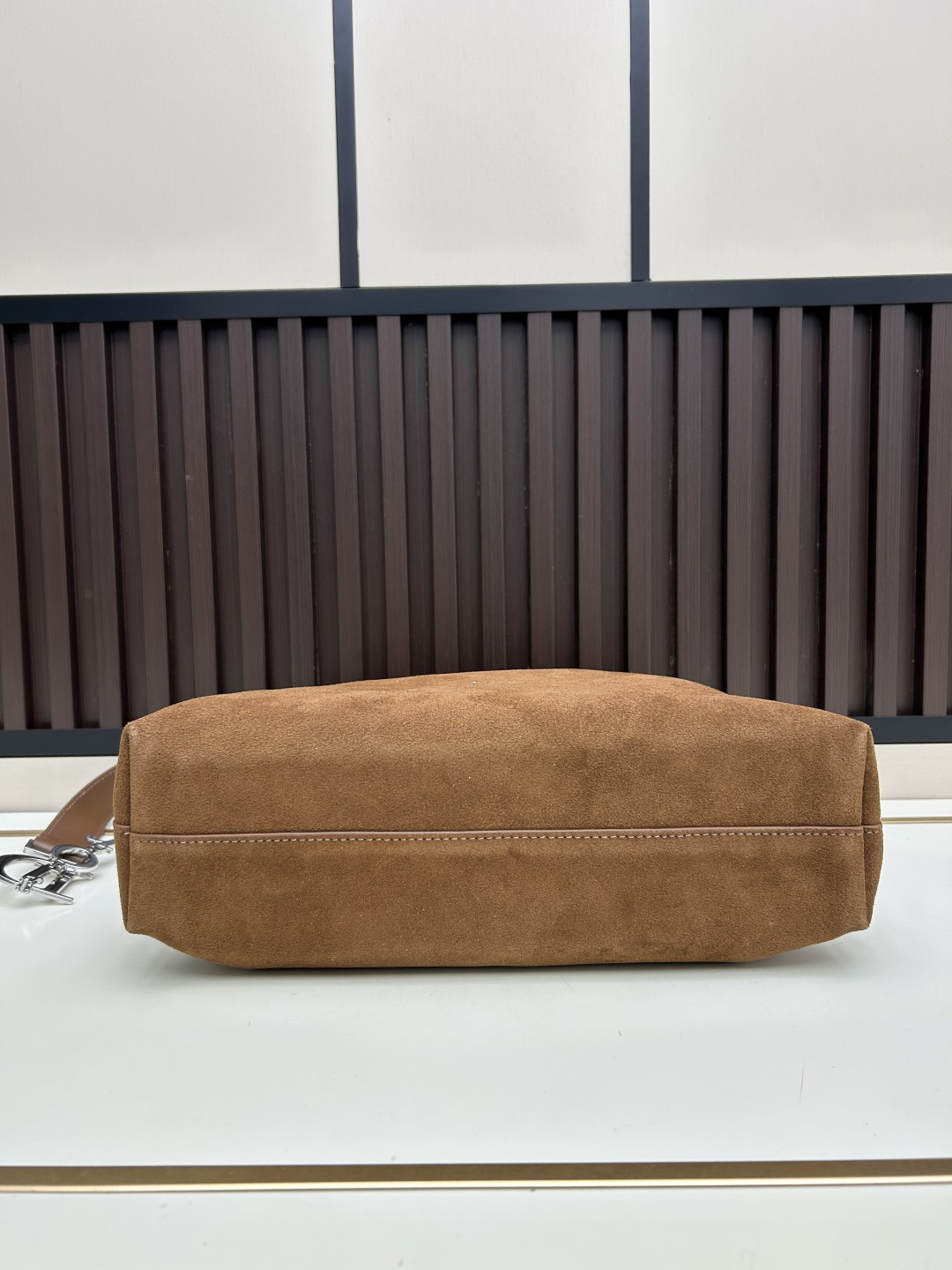 批300
全新磨砂系列焕新诠释品牌的隽永优雅风范和精湛工艺。这款系列肩背包匠心融棕磨砂压花，蕴大号半马衔扣造型品牌经典马术风格配件。
💐磨砂平纹
💐材质✨采用质感进口牛皮配真皮磨砂，对版打磨铜五金👏纹路清晰易见、质感细腻最高品质！
33x28x7cm