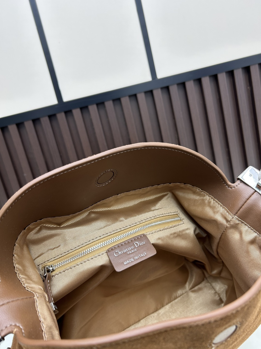 批300
全新磨砂系列焕新诠释品牌的隽永优雅风范和精湛工艺。这款系列肩背包匠心融棕磨砂压花，蕴大号半马衔扣造型品牌经典马术风格配件。
💐磨砂平纹
💐材质✨采用质感进口牛皮配真皮磨砂，对版打磨铜五金👏纹路清晰易见、质感细腻最高品质！
33x28x7cm