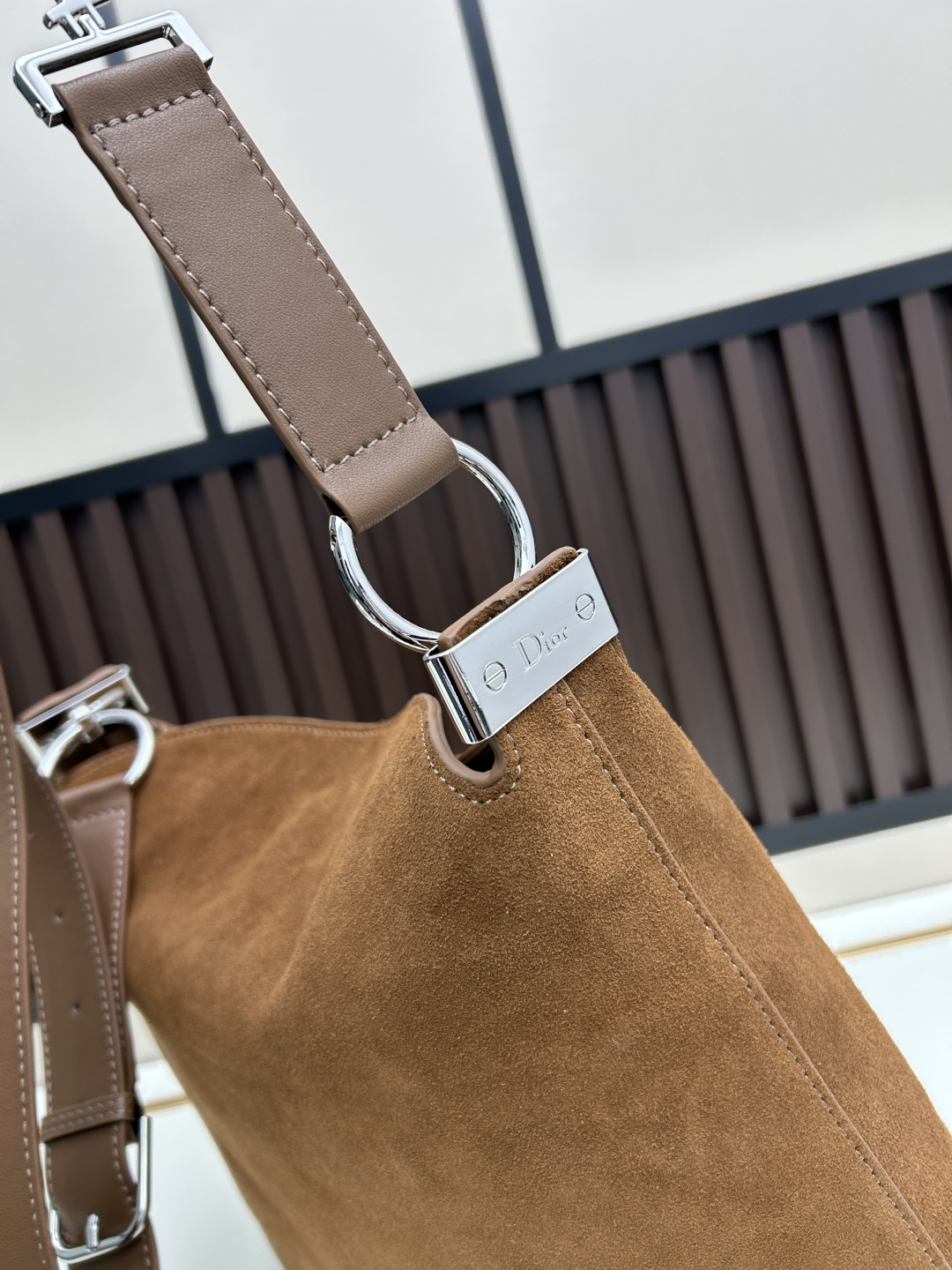 批300
全新磨砂系列焕新诠释品牌的隽永优雅风范和精湛工艺。这款系列肩背包匠心融棕磨砂压花，蕴大号半马衔扣造型品牌经典马术风格配件。
💐磨砂平纹
💐材质✨采用质感进口牛皮配真皮磨砂，对版打磨铜五金👏纹路清晰易见、质感细腻最高品质！
33x28x7cm