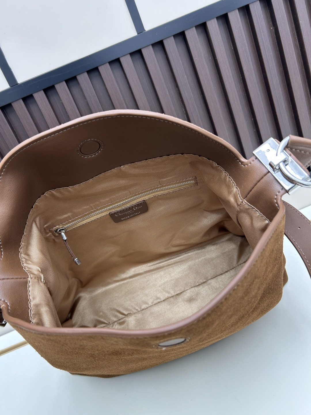 批300
全新磨砂系列焕新诠释品牌的隽永优雅风范和精湛工艺。这款系列肩背包匠心融棕磨砂压花，蕴大号半马衔扣造型品牌经典马术风格配件。
💐磨砂平纹
💐材质✨采用质感进口牛皮配真皮磨砂，对版打磨铜五金👏纹路清晰易见、质感细腻最高品质！
33x28x7cm