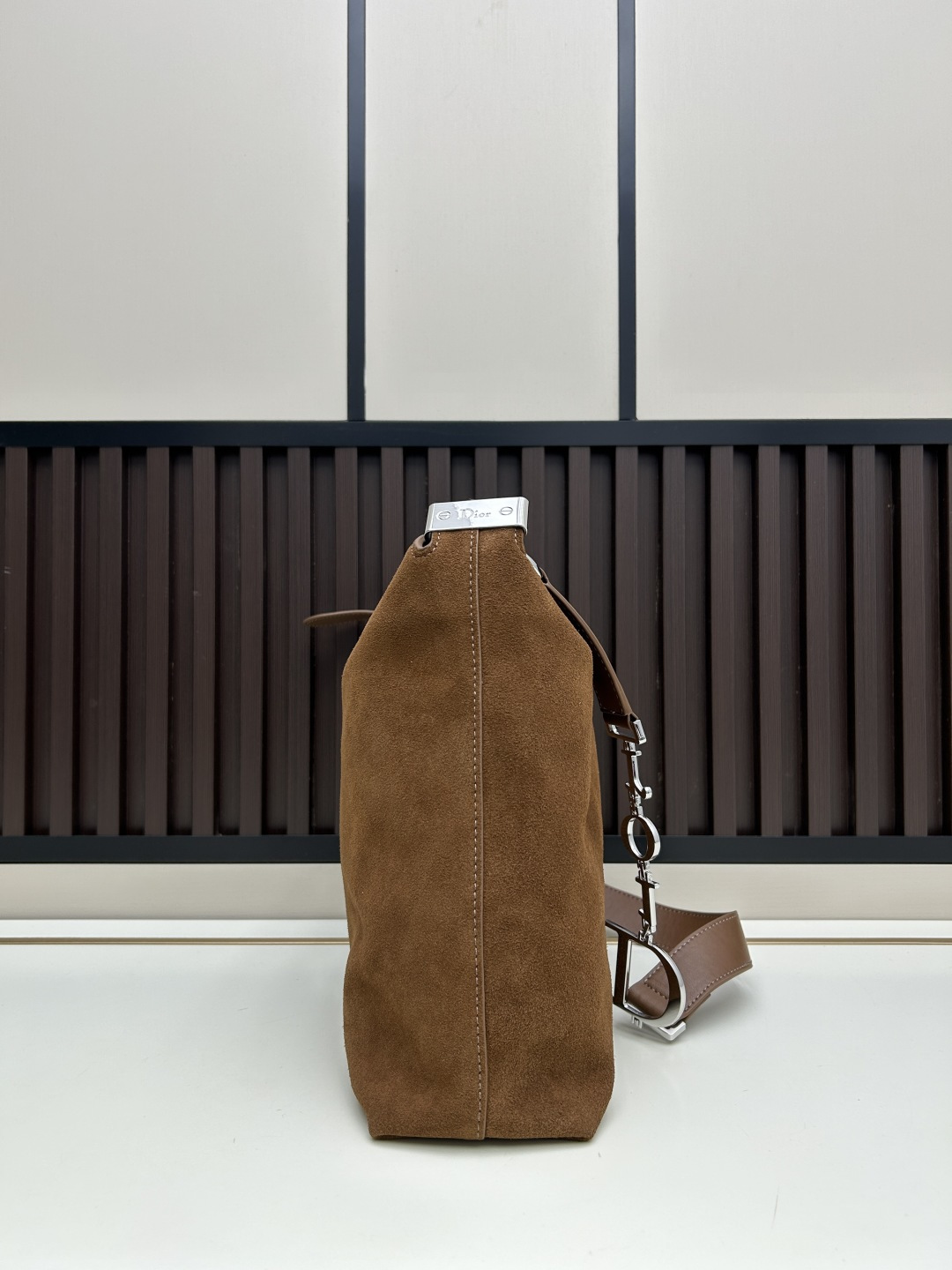 批300
全新磨砂系列焕新诠释品牌的隽永优雅风范和精湛工艺。这款系列肩背包匠心融棕磨砂压花，蕴大号半马衔扣造型品牌经典马术风格配件。
💐磨砂平纹
💐材质✨采用质感进口牛皮配真皮磨砂，对版打磨铜五金👏纹路清晰易见、质感细腻最高品质！
33x28x7cm